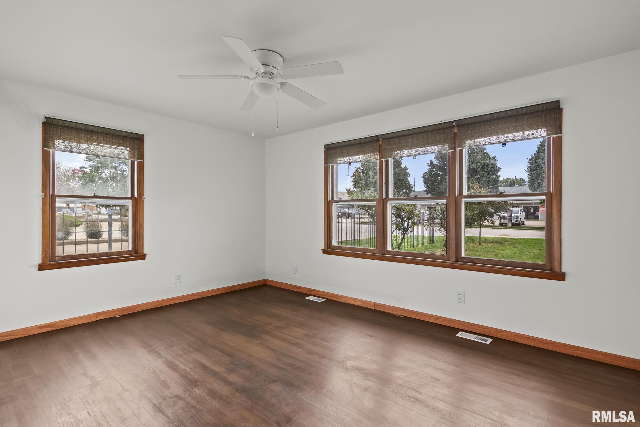 113 W WALNUT Street