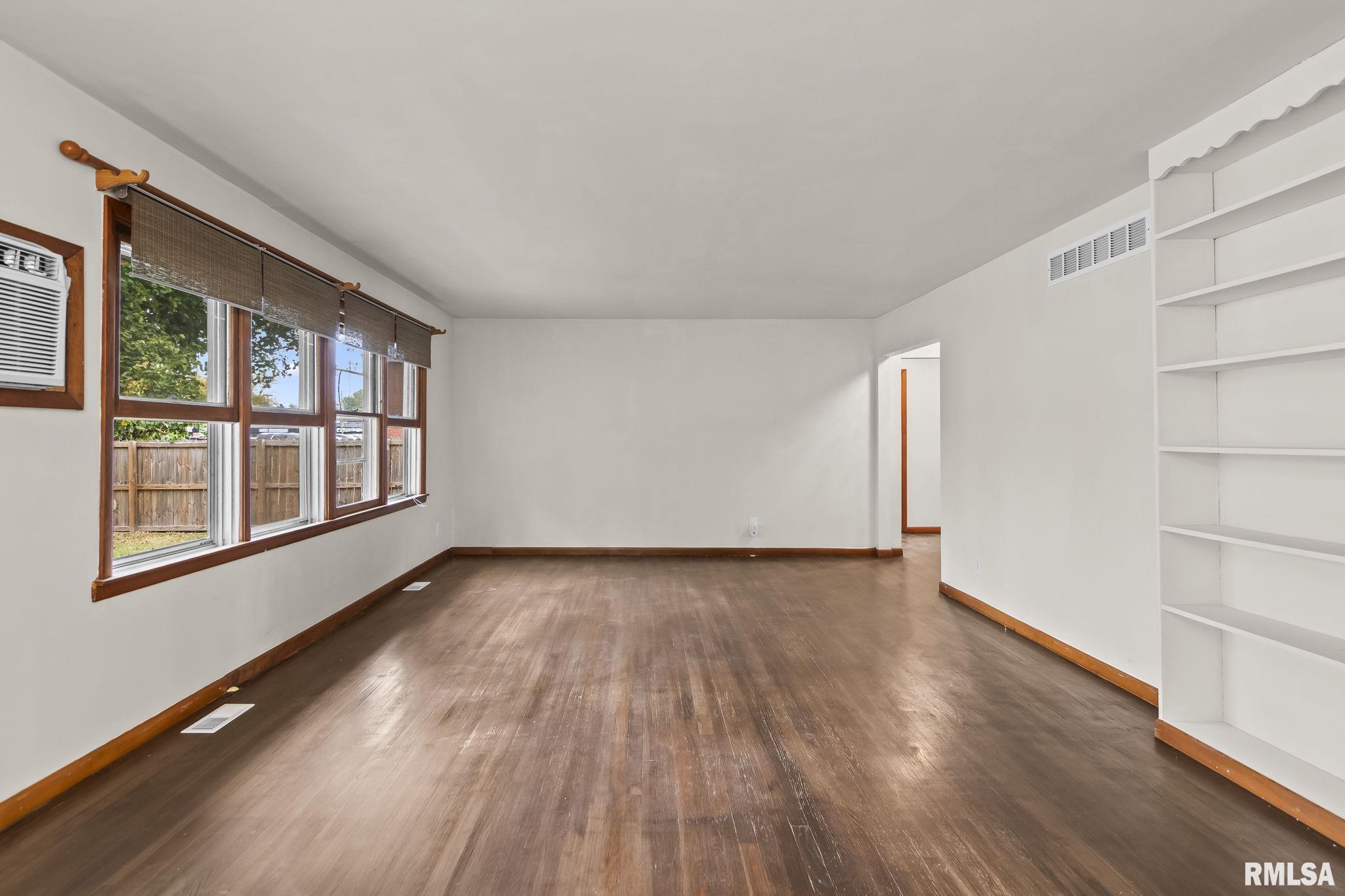 113 W WALNUT Street