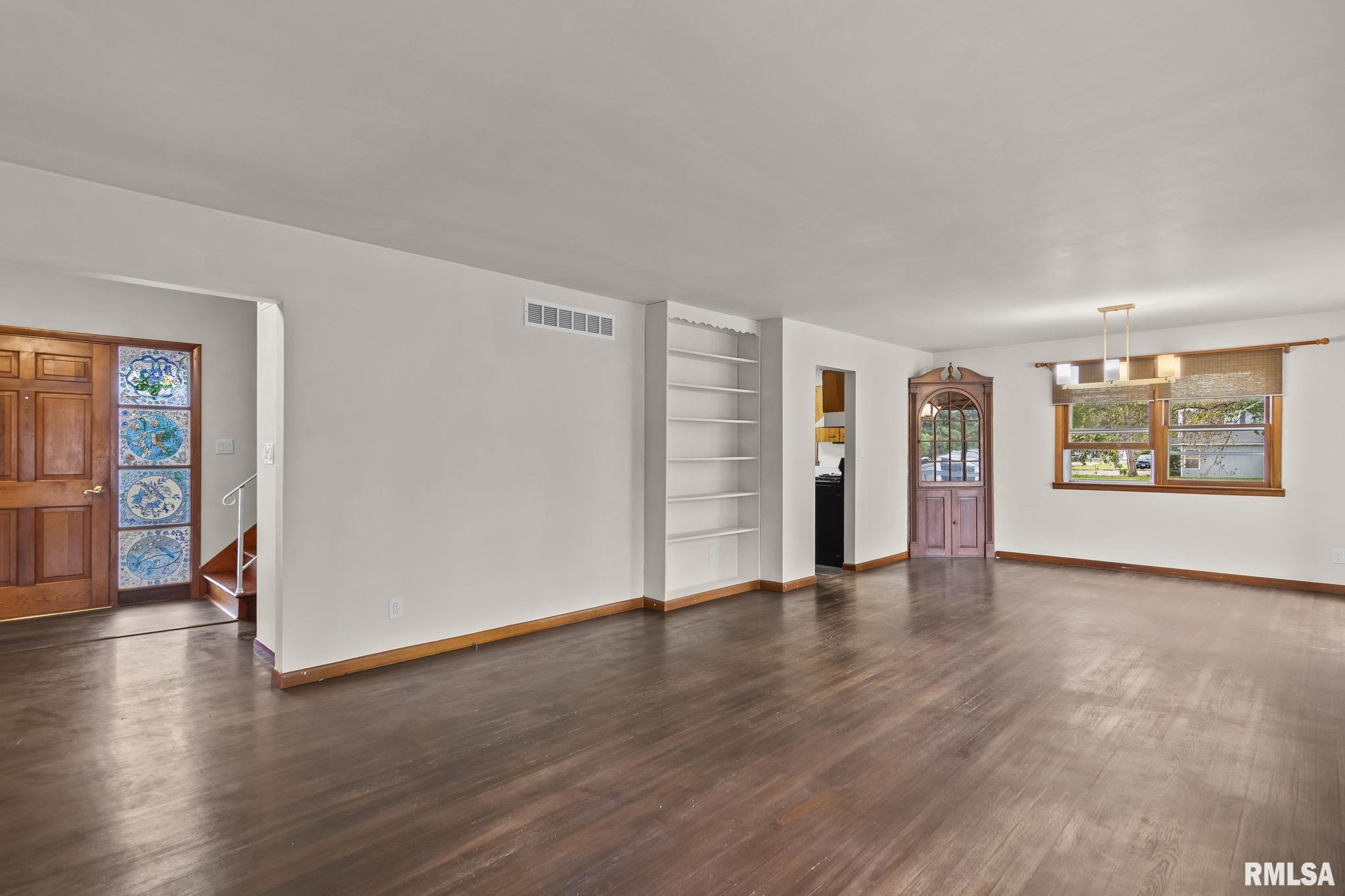 113 W WALNUT Street