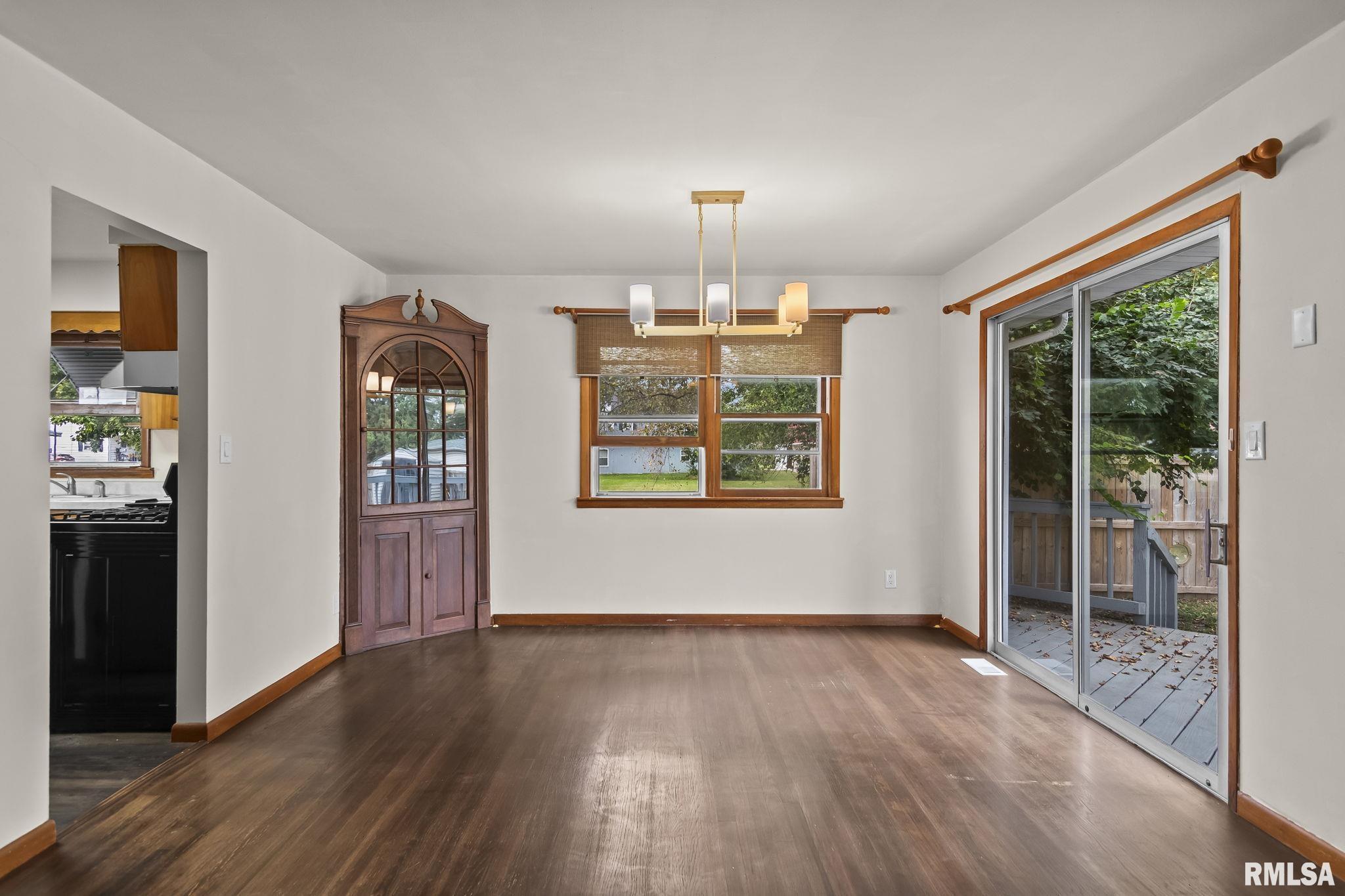 113 W WALNUT Street