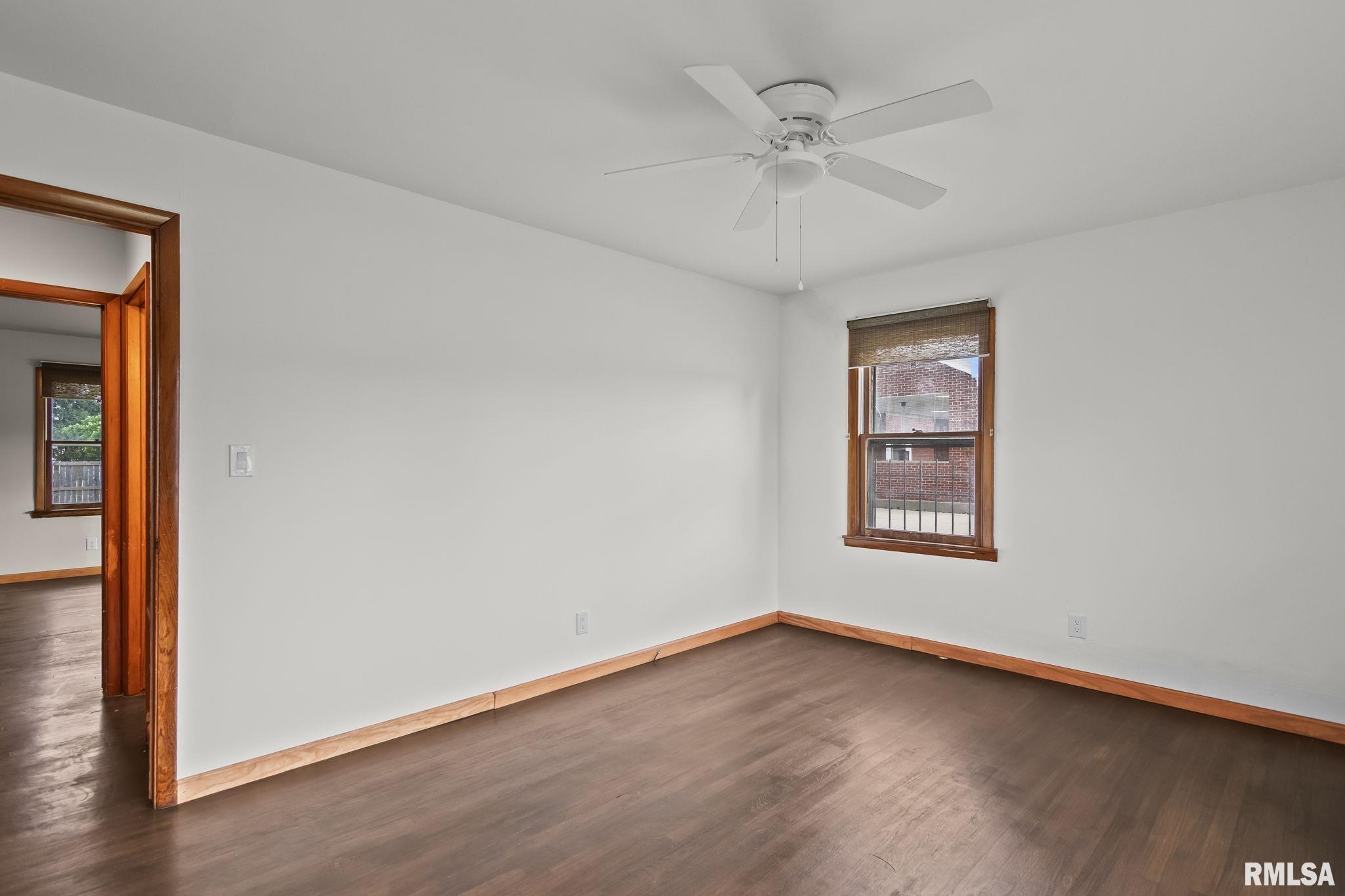 113 W WALNUT Street