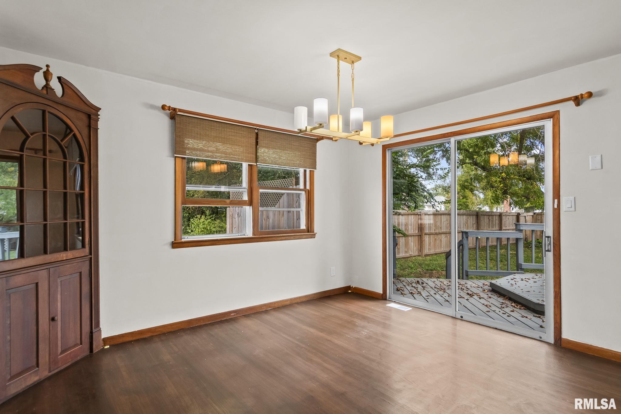 113 W WALNUT Street