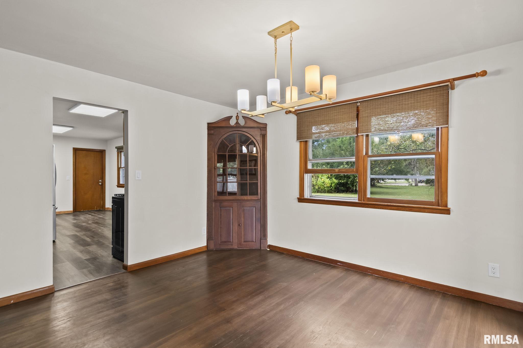 113 W WALNUT Street