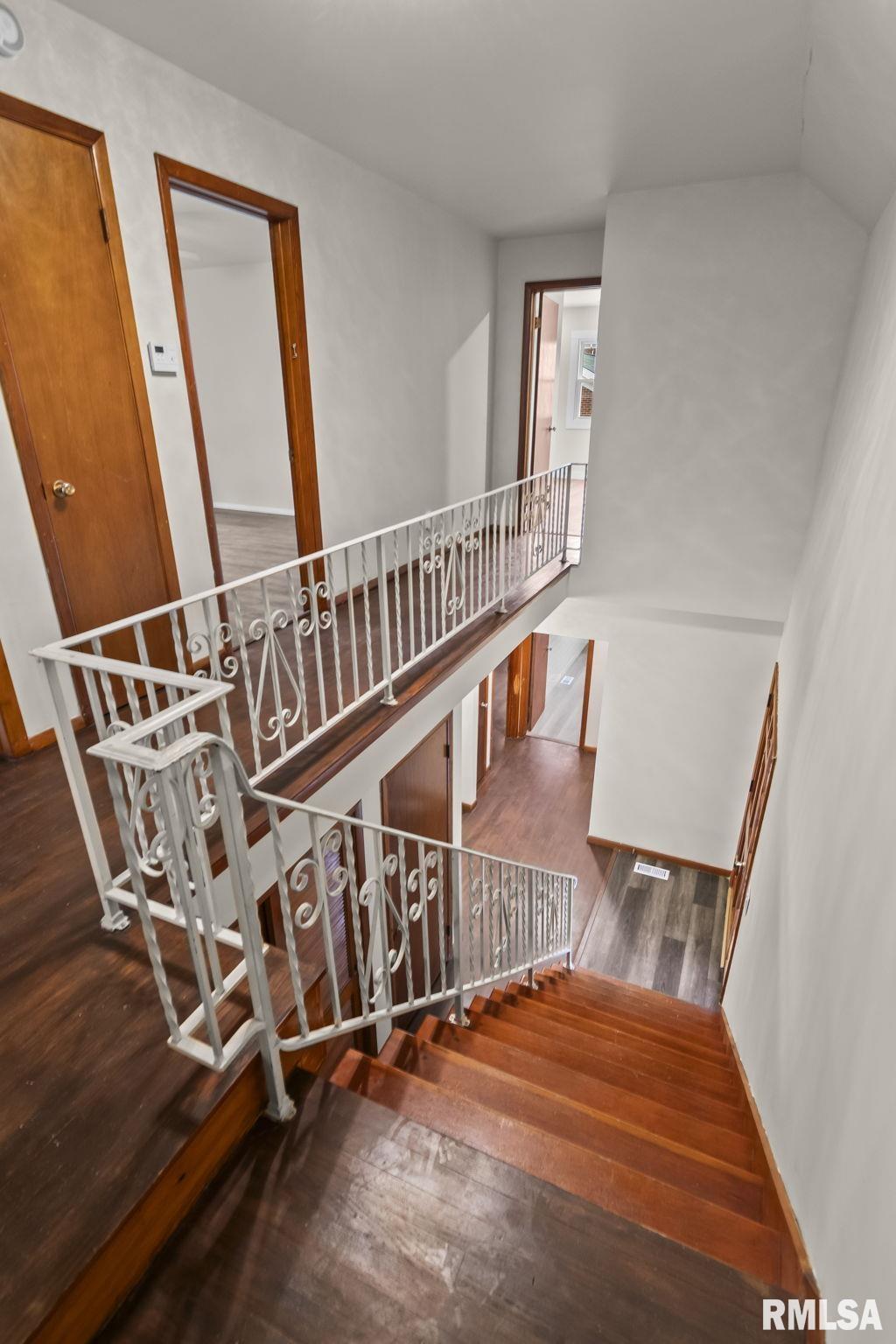 113 W WALNUT Street