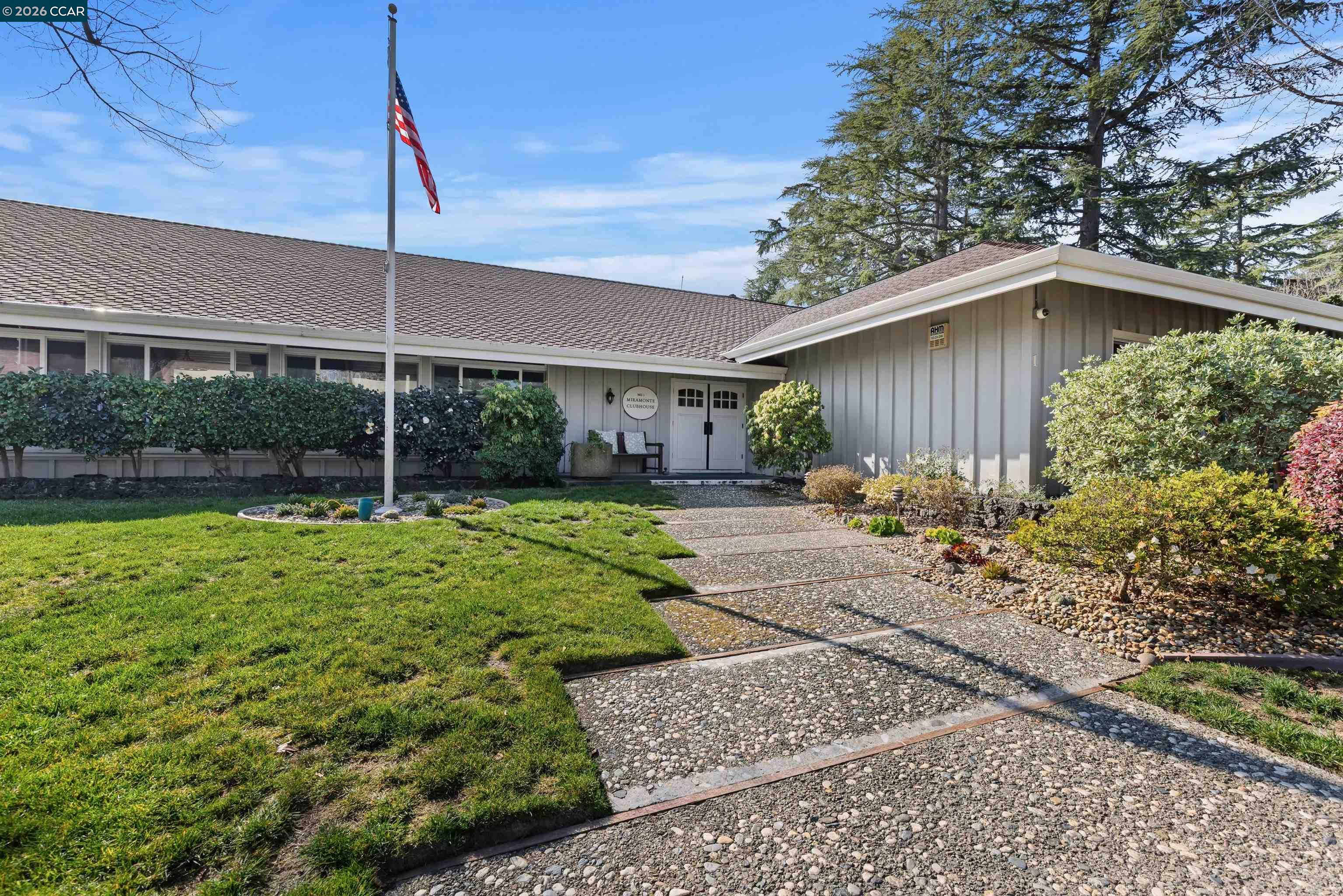 18 Miramonte Dr