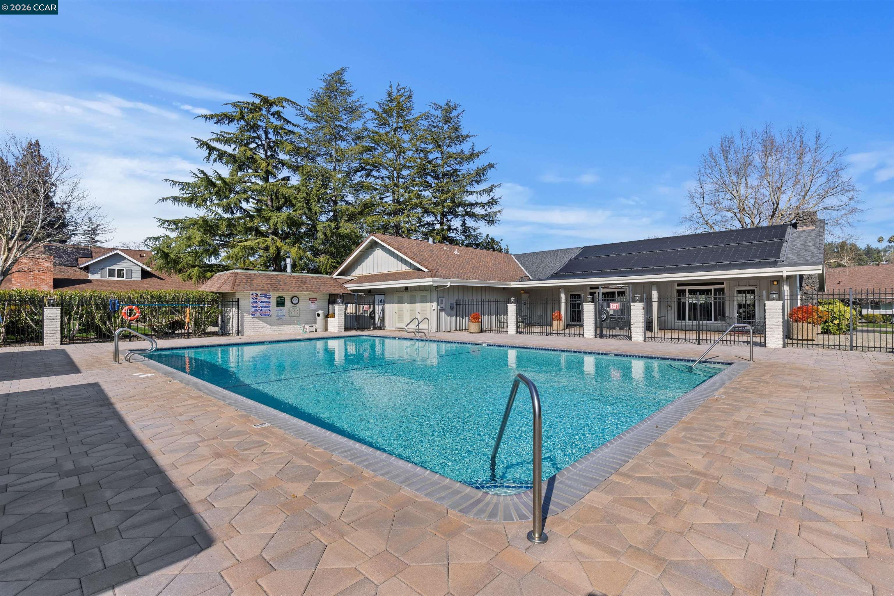 18 Miramonte Dr