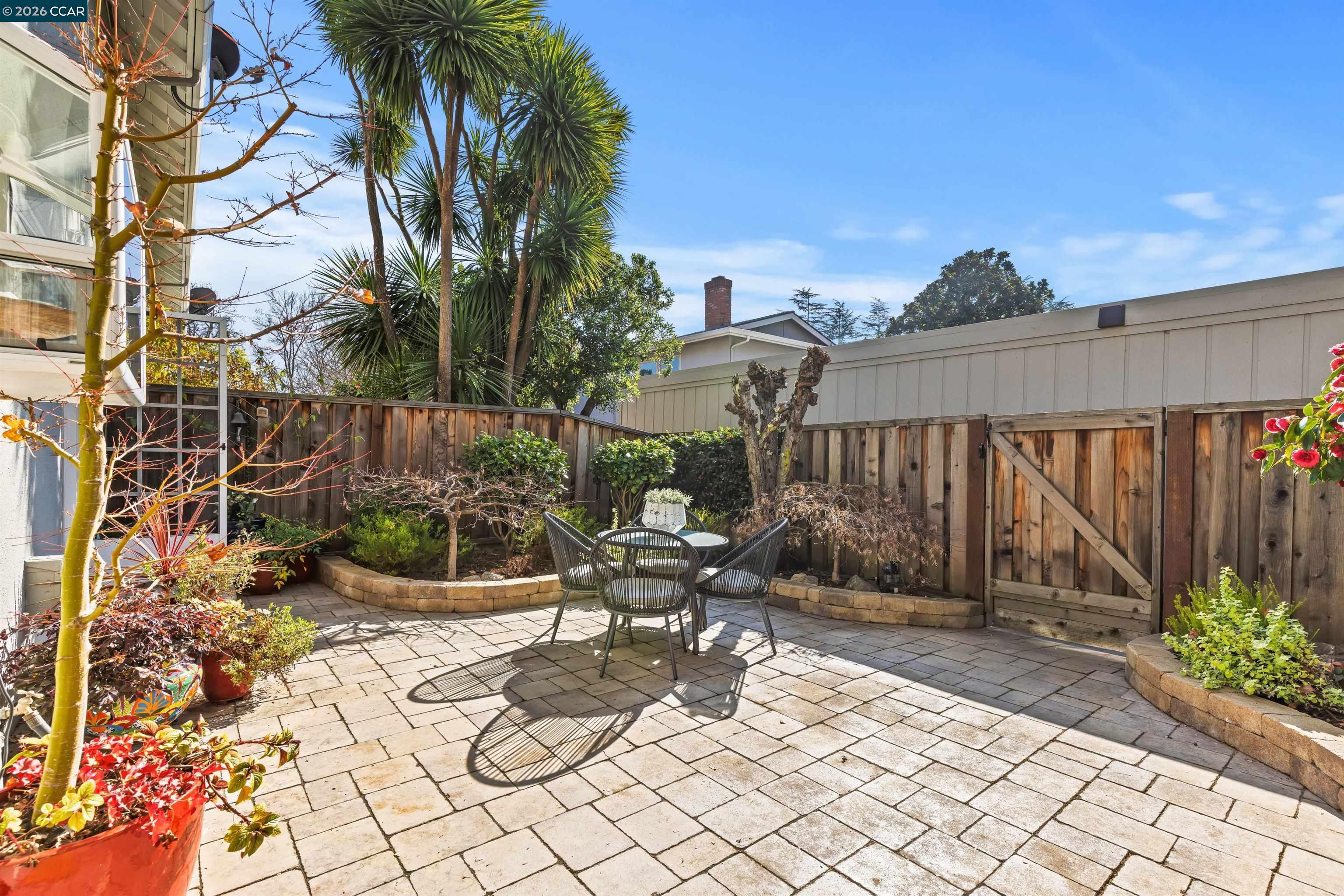 18 Miramonte Dr