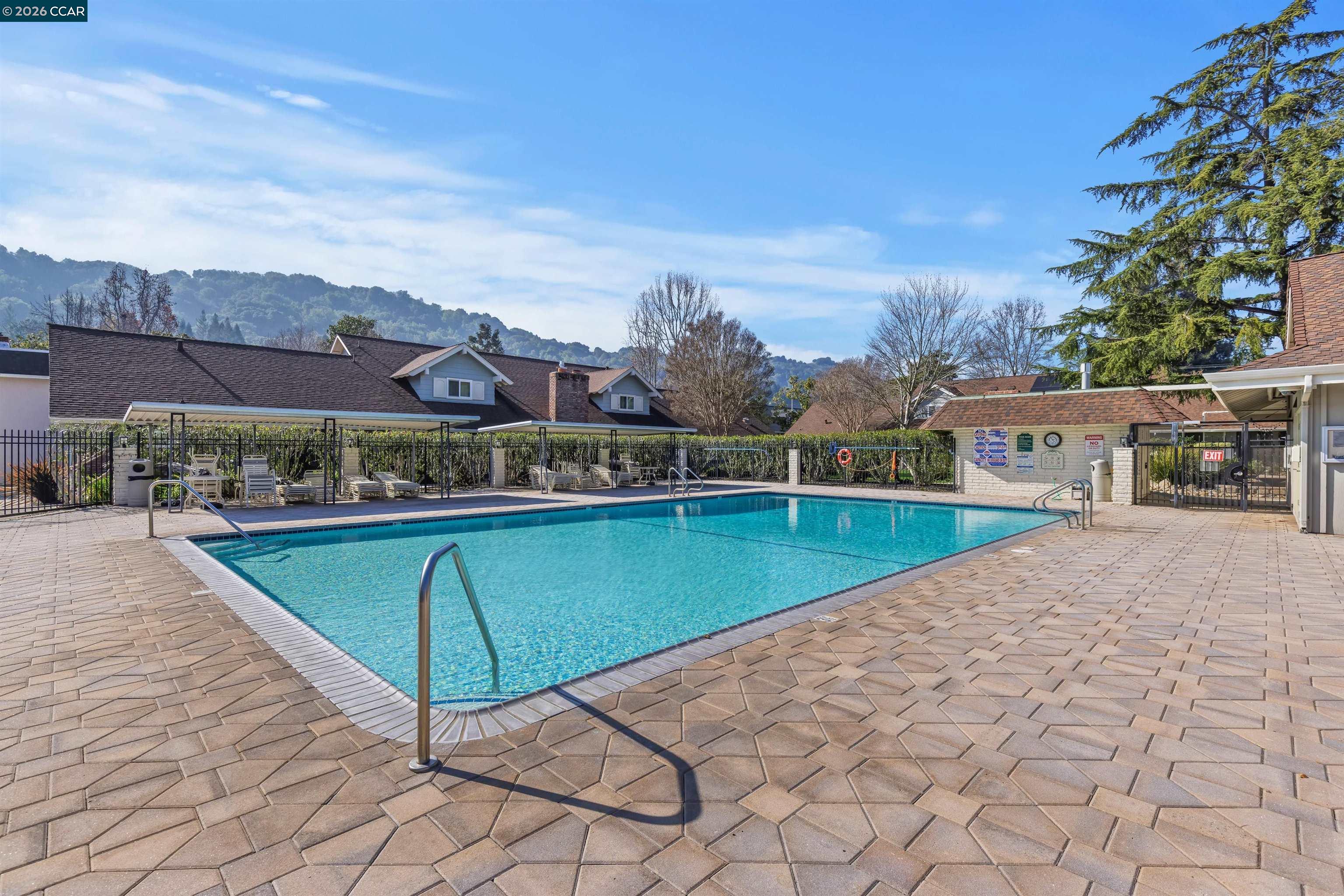 18 Miramonte Dr