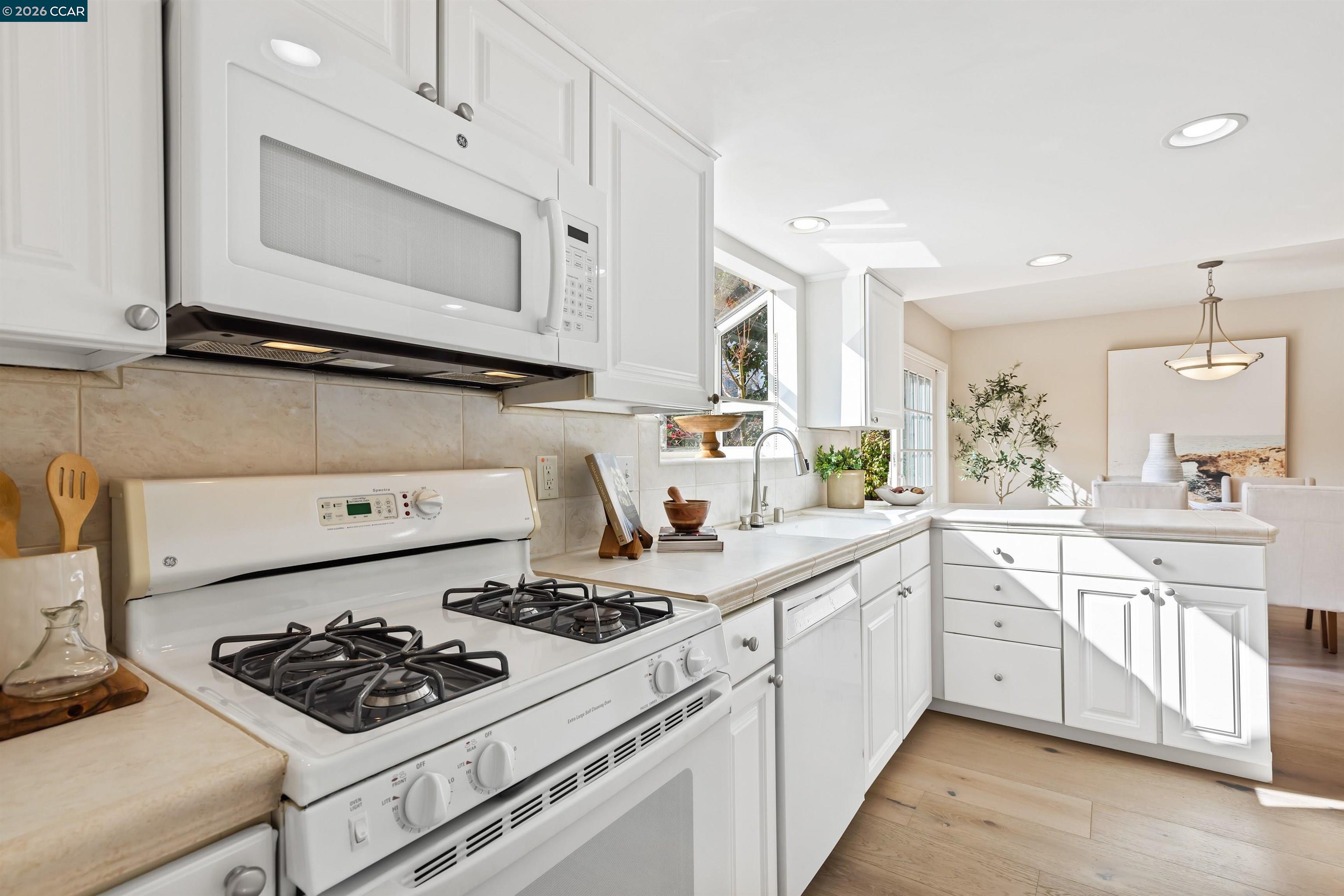 18 Miramonte Dr