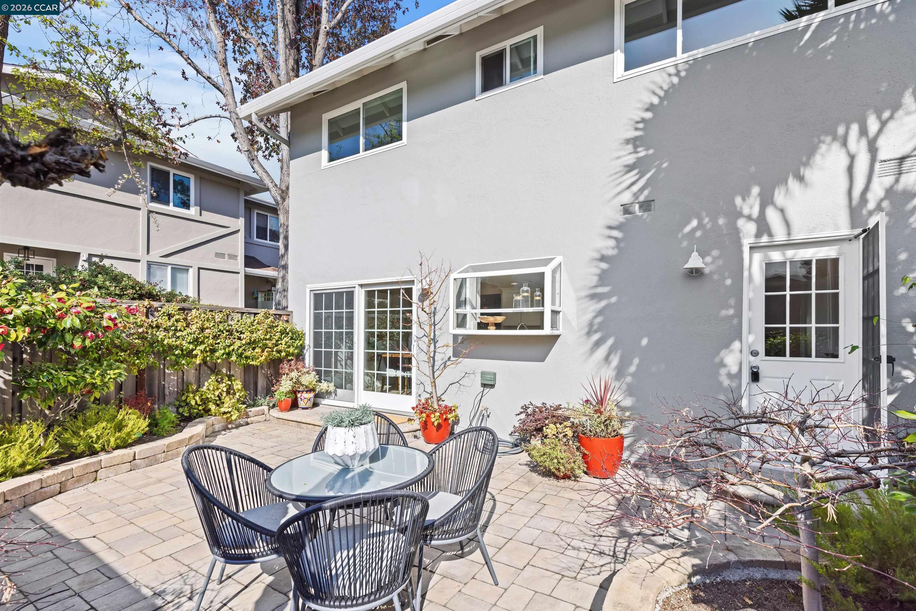18 Miramonte Dr