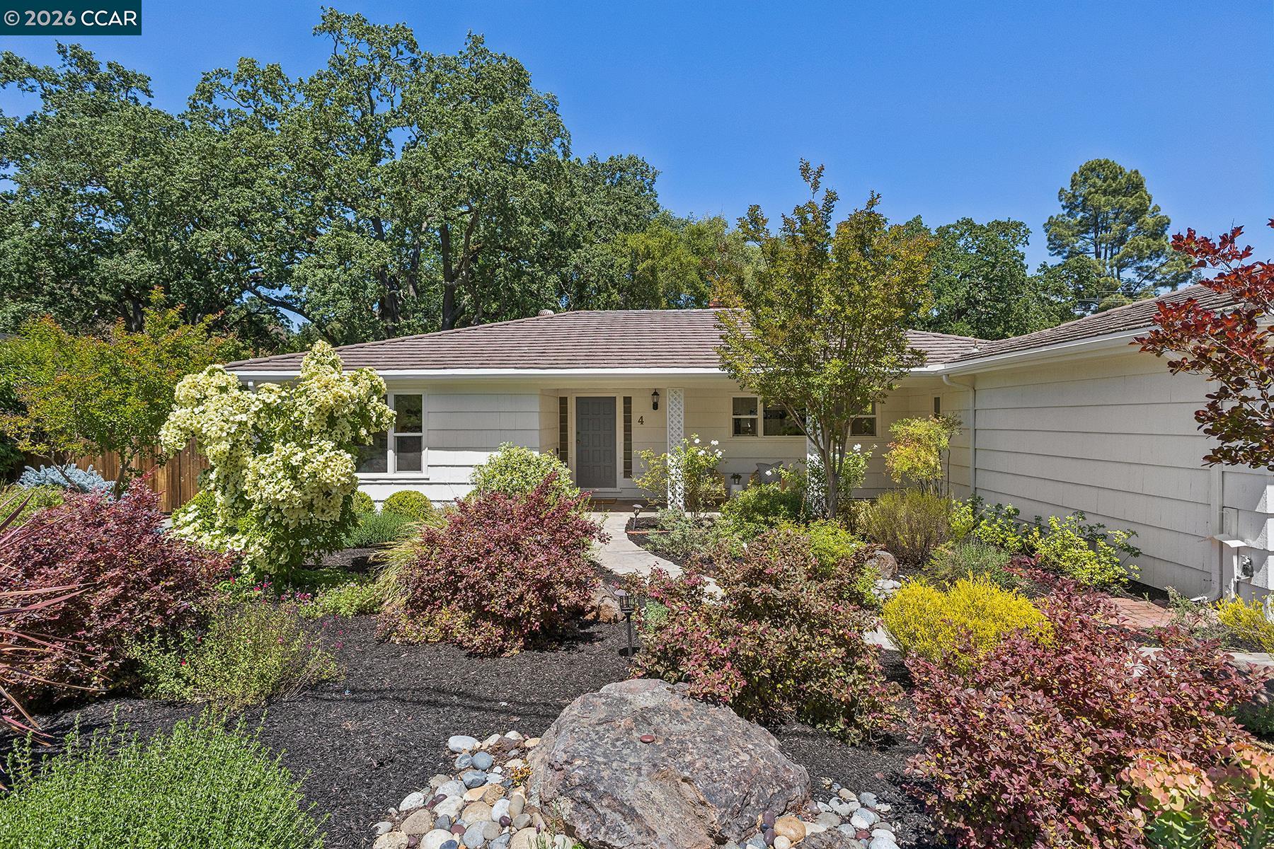 4 Crest Rd