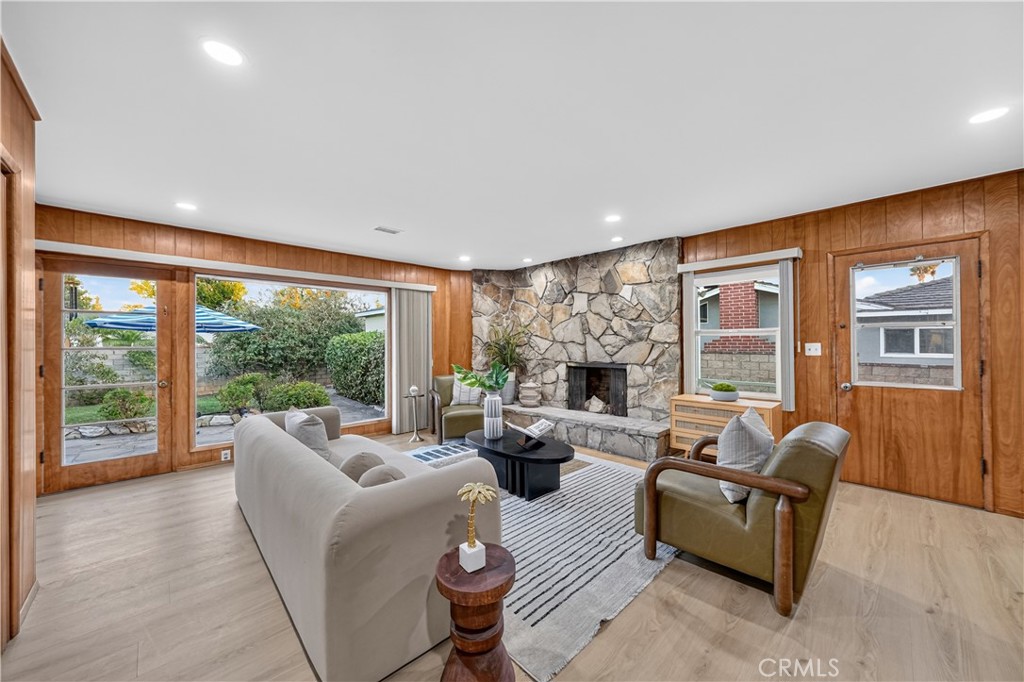 2404 Stranahan