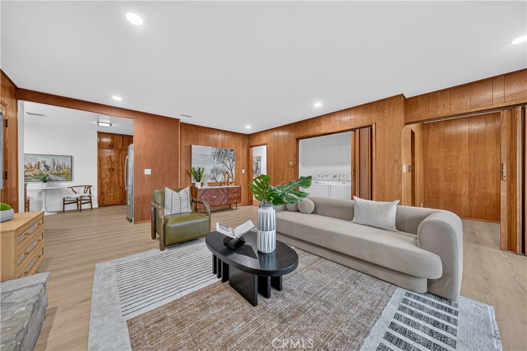 2404 Stranahan