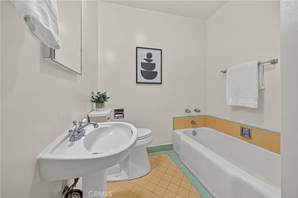 2404 Stranahan