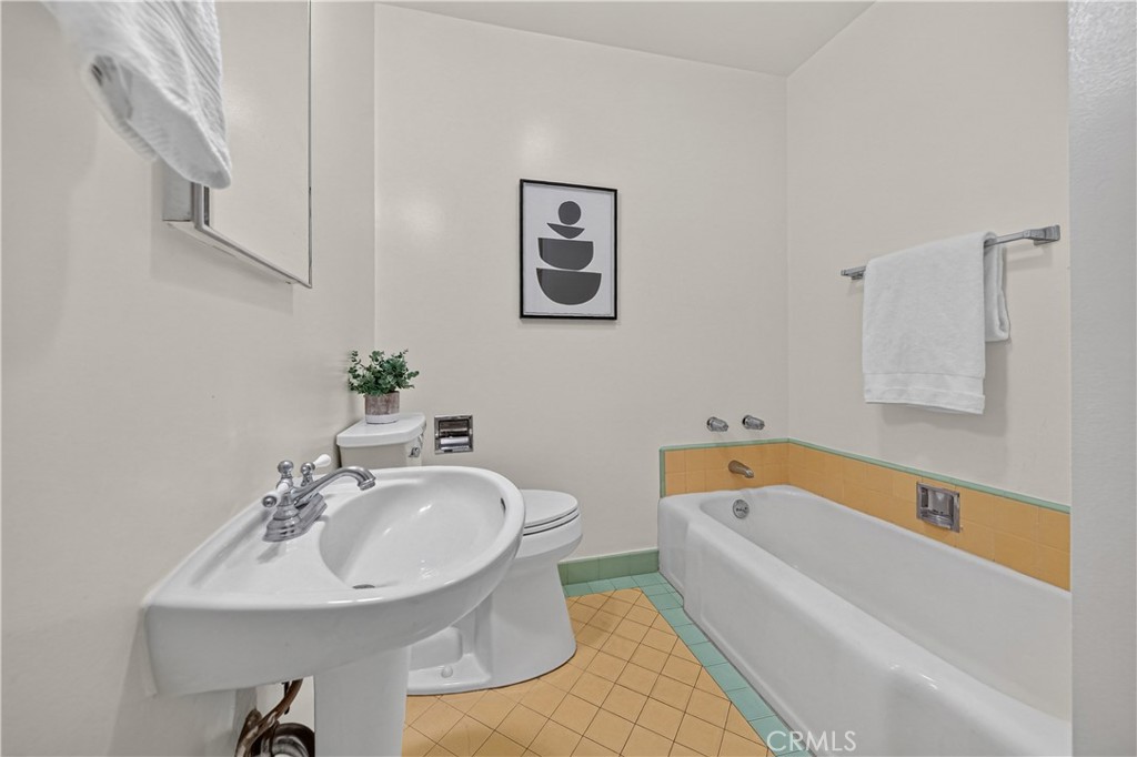 2404 Stranahan