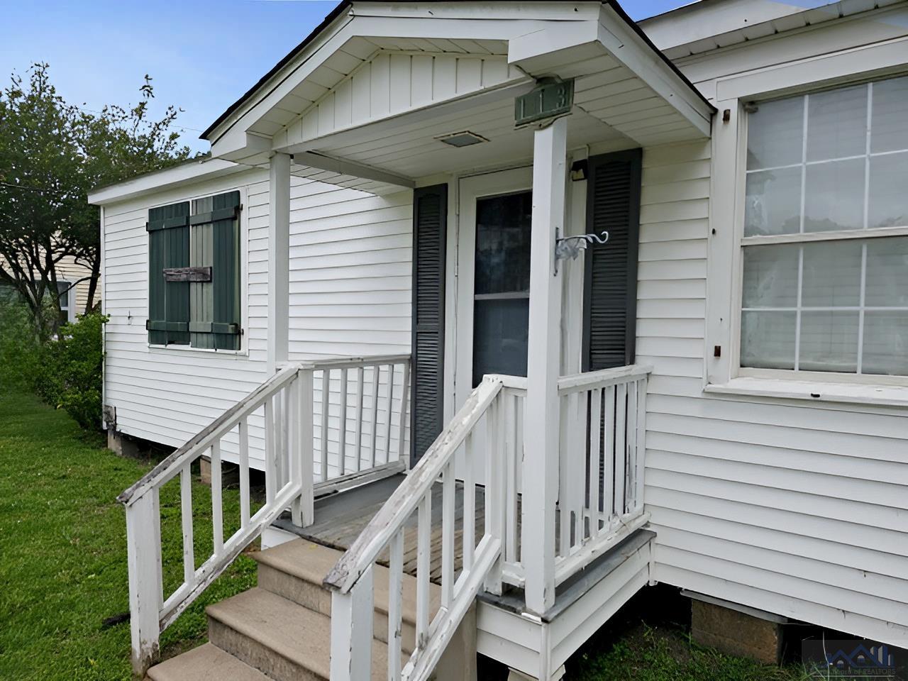 113 Hackberry St