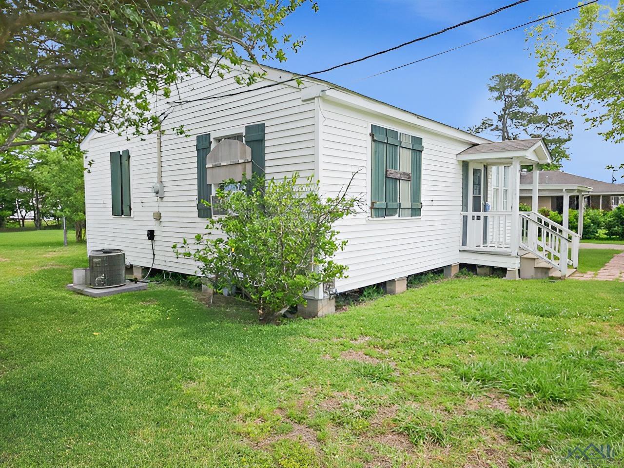 113 Hackberry St