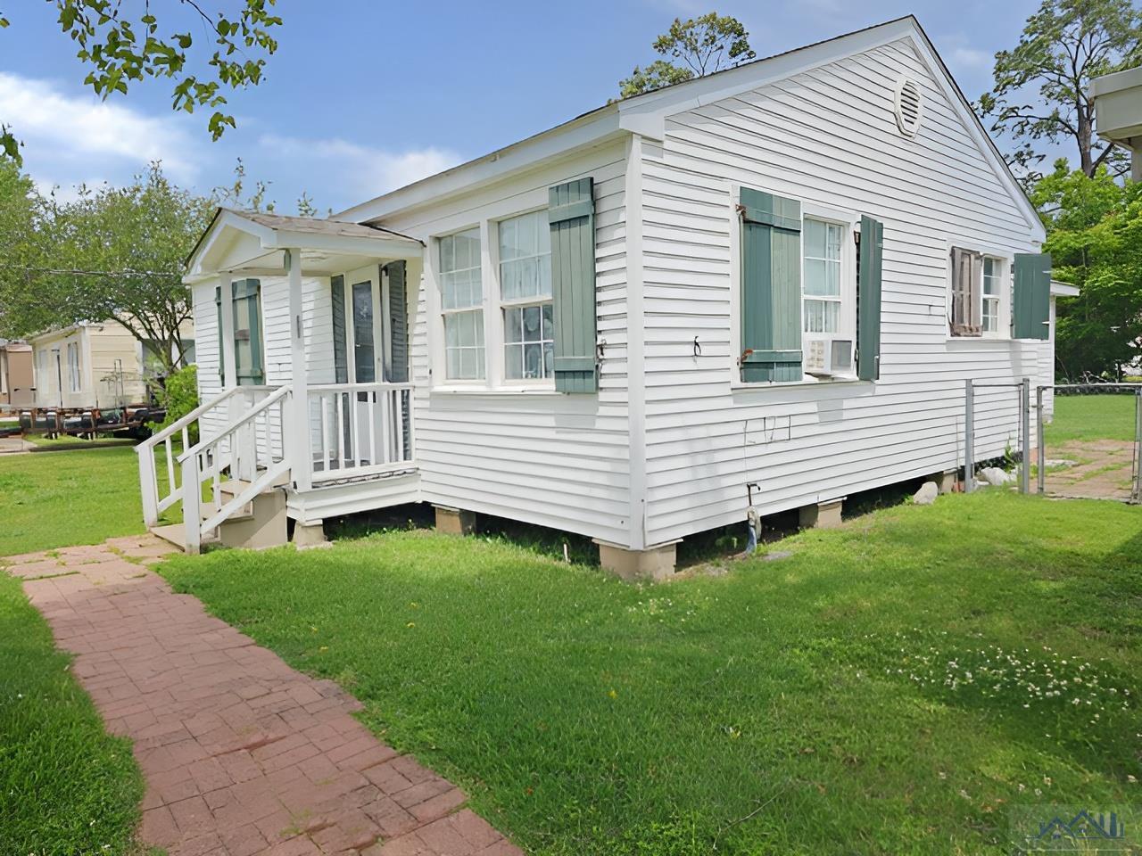 113 Hackberry St