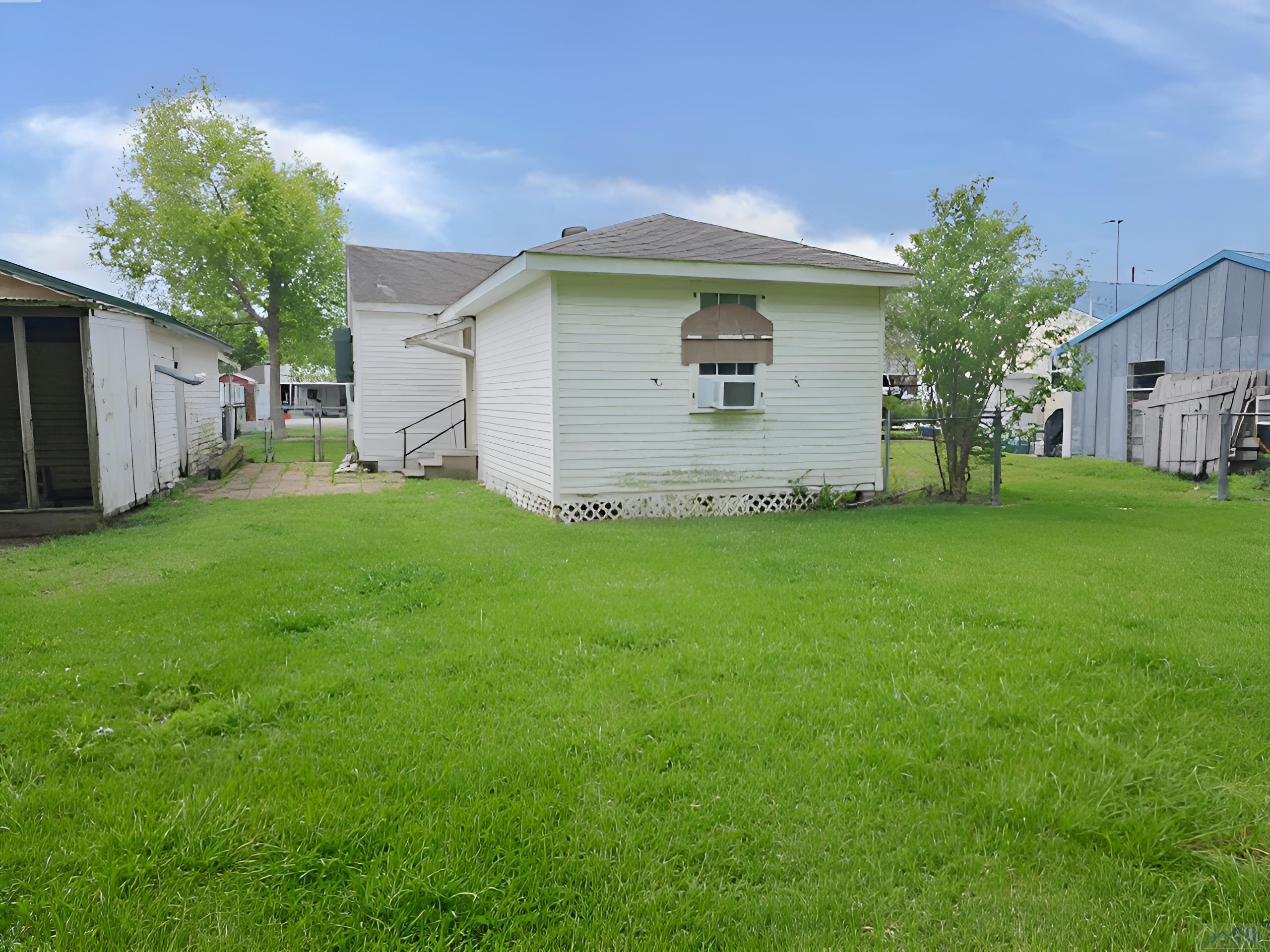 113 Hackberry St