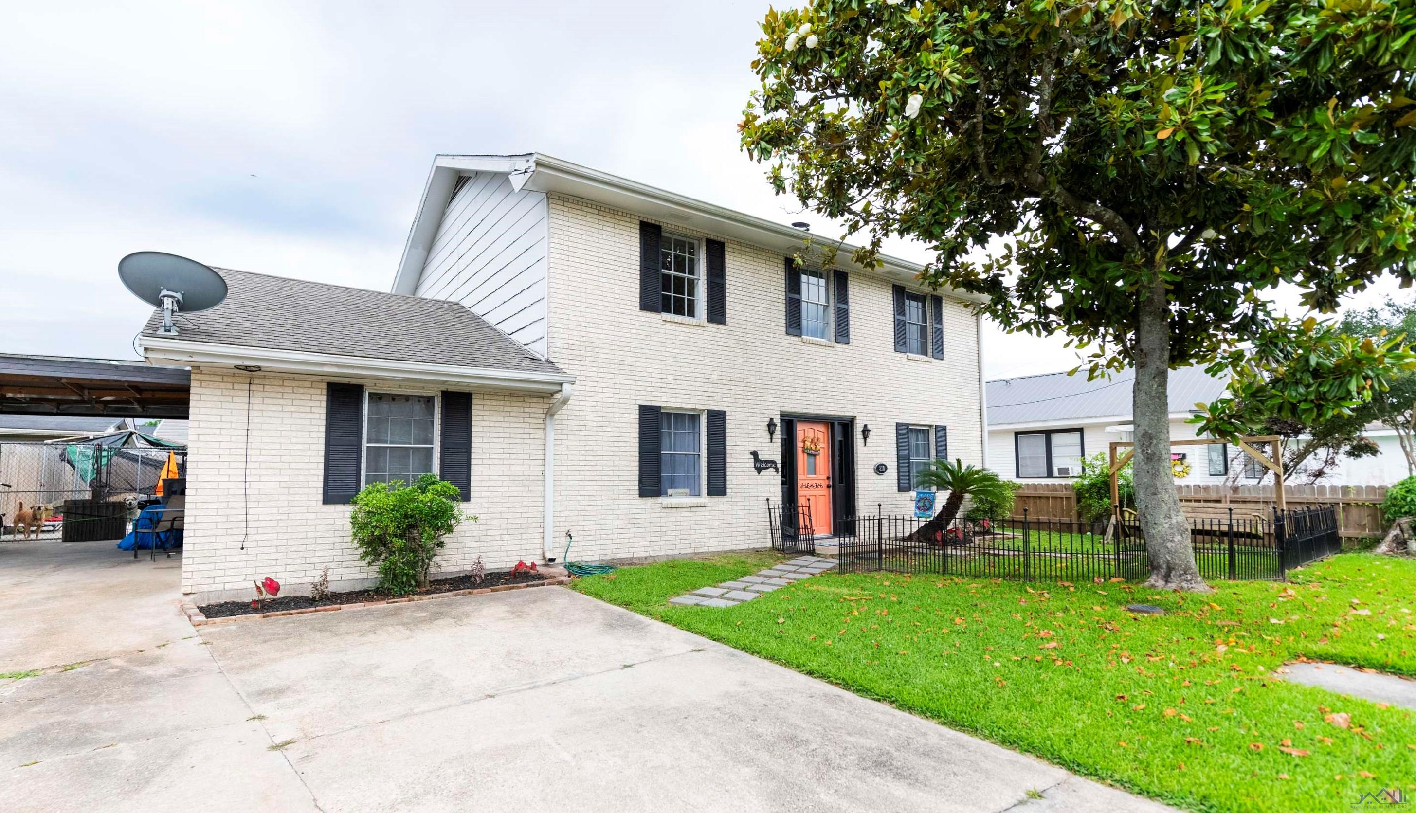 830 Elm St