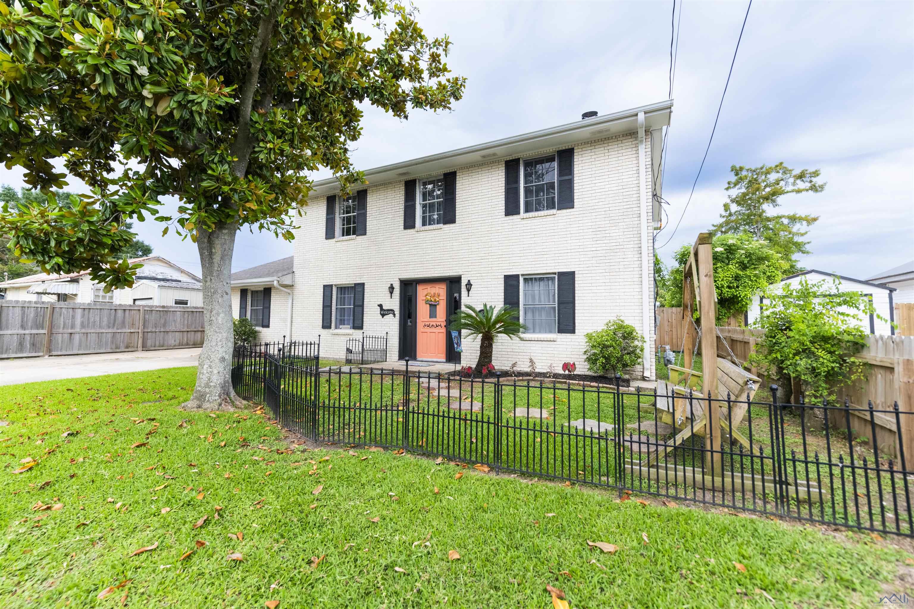 830 Elm St