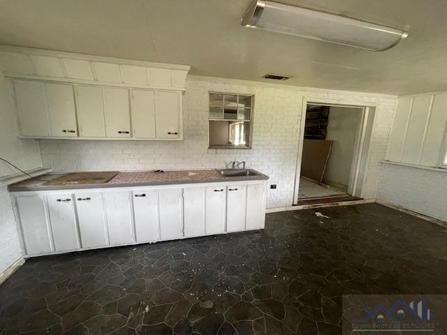 103 Village Dr
