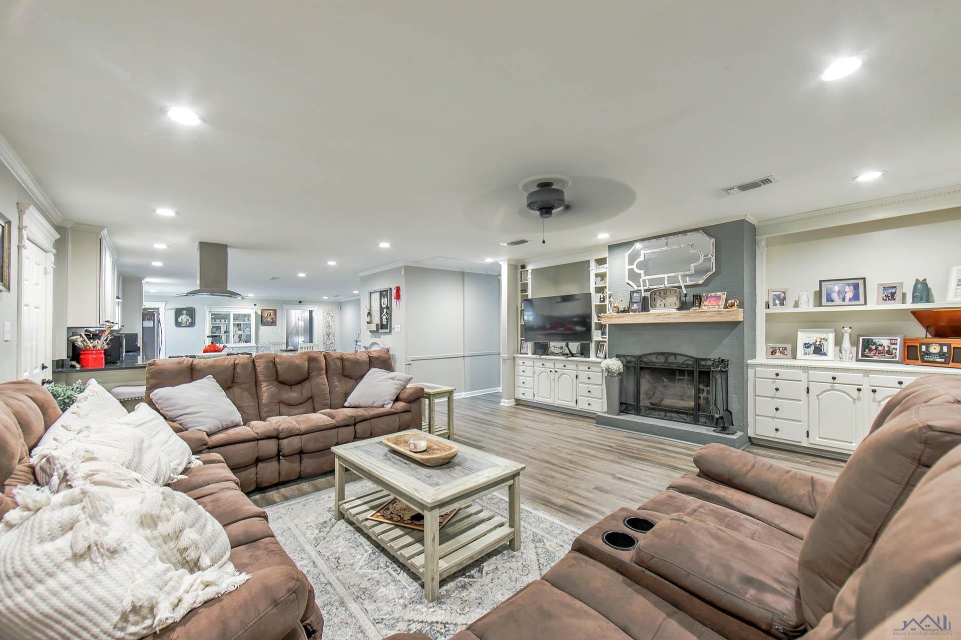 2807 Broadmoor Ave