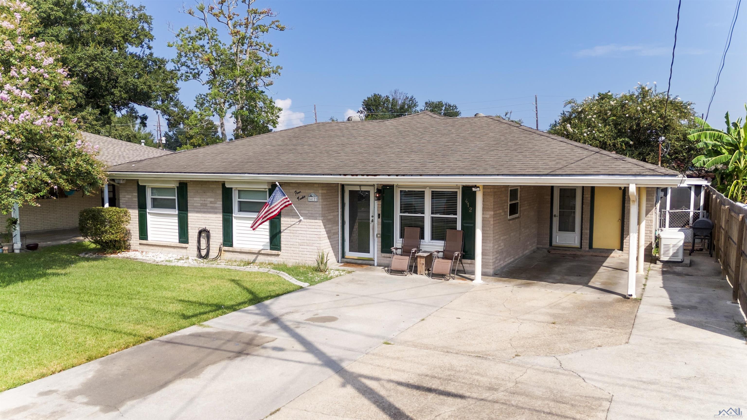 412 Holiday Dr