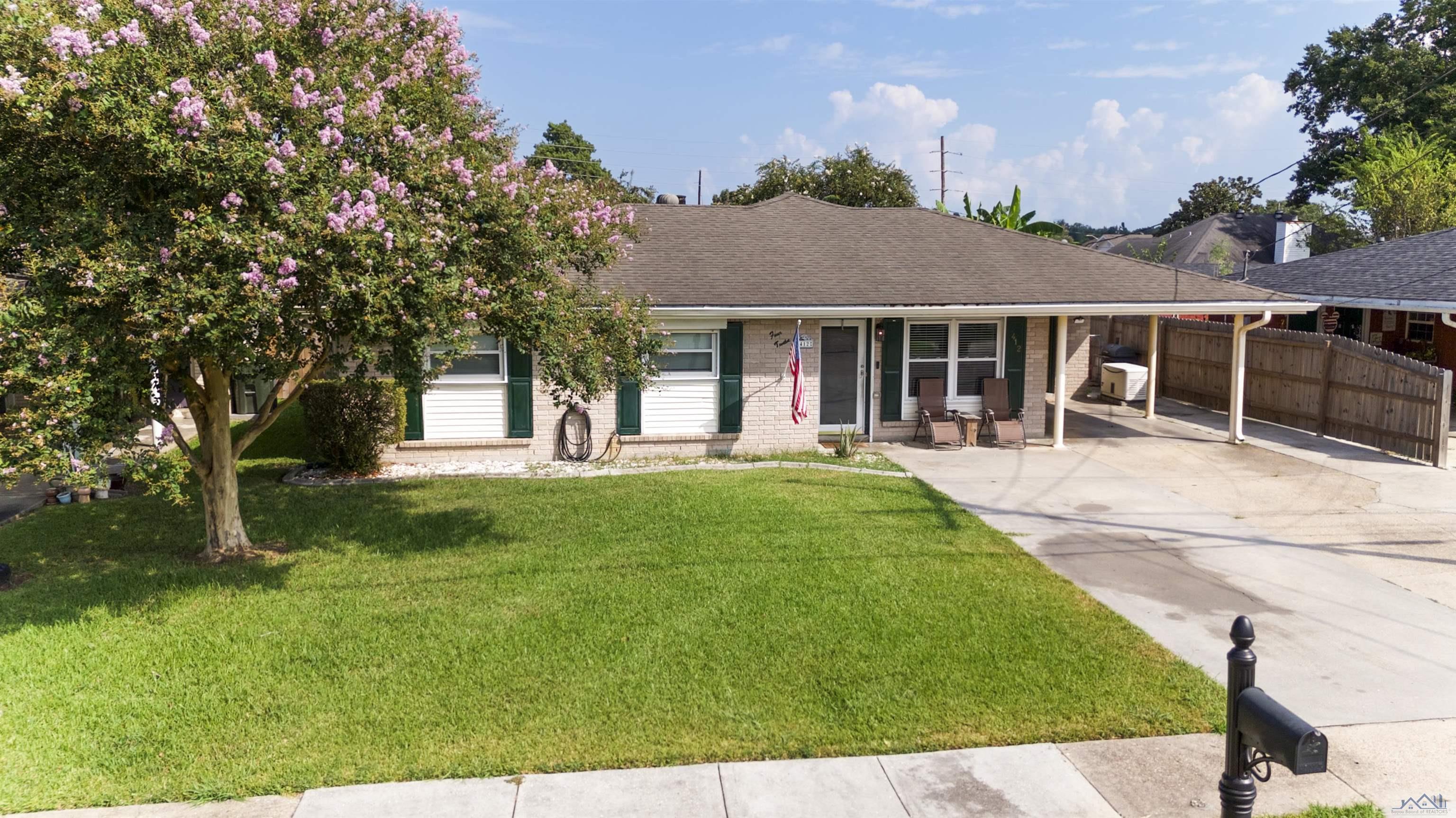 412 Holiday Dr