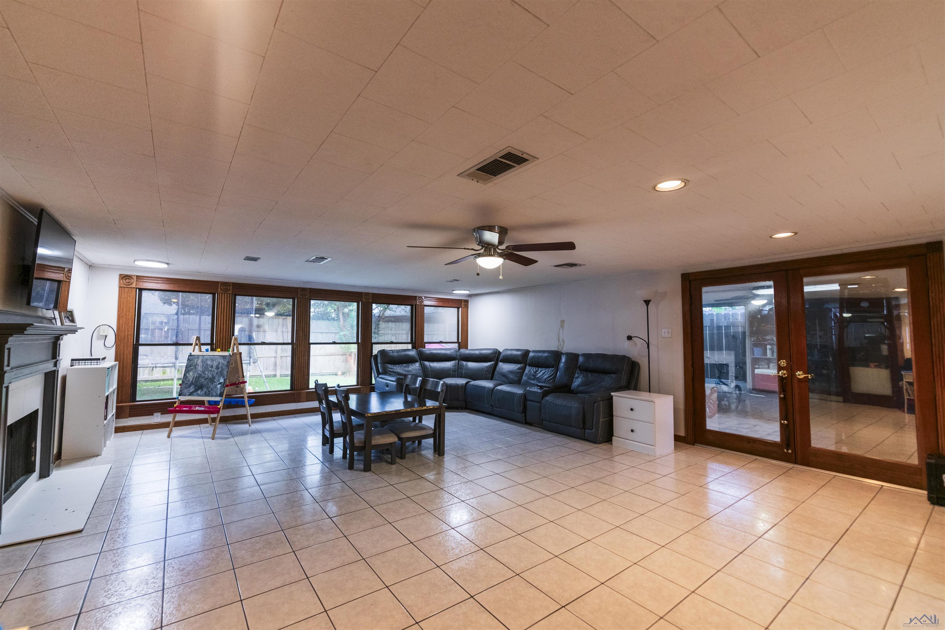 412 Holiday Dr