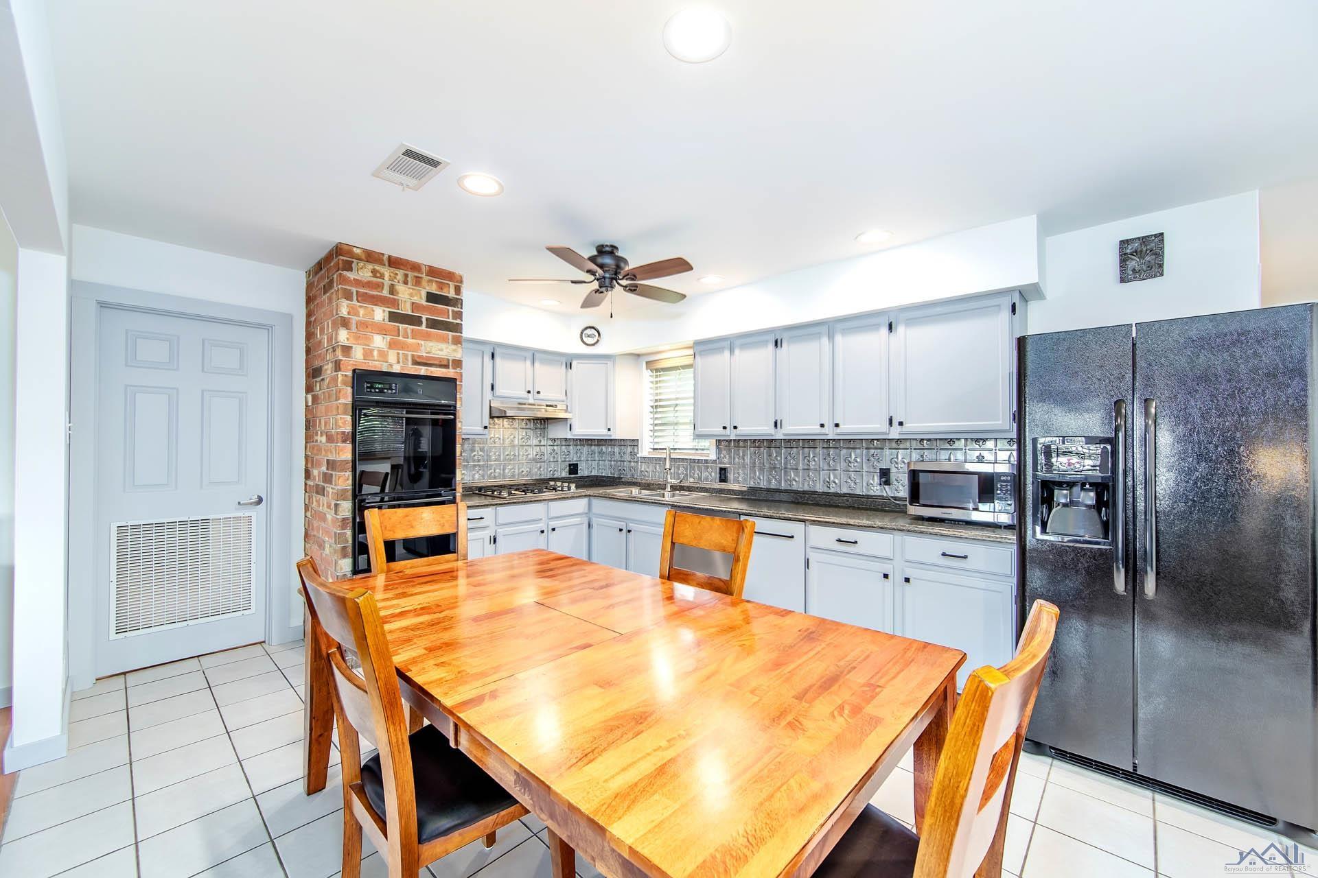 400 Wisteria Dr