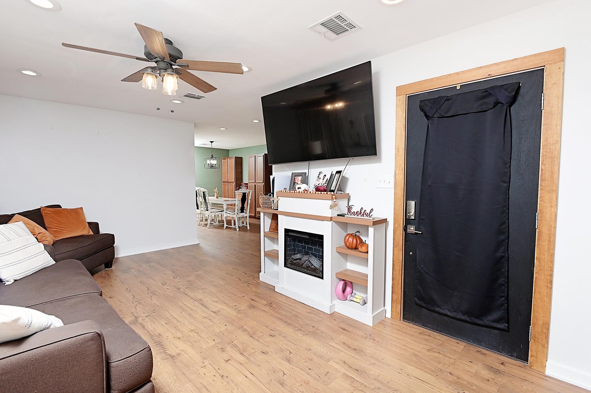 313 Holiday Dr
