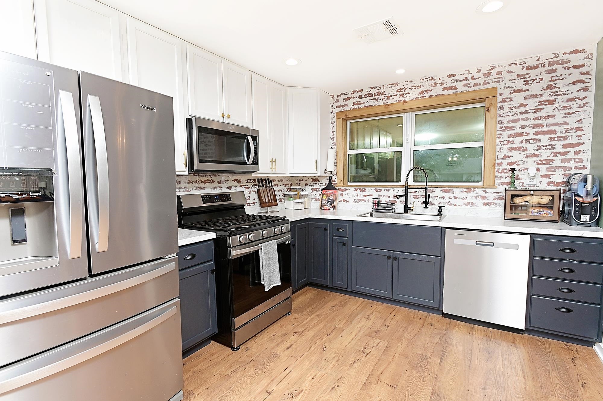 313 Holiday Dr