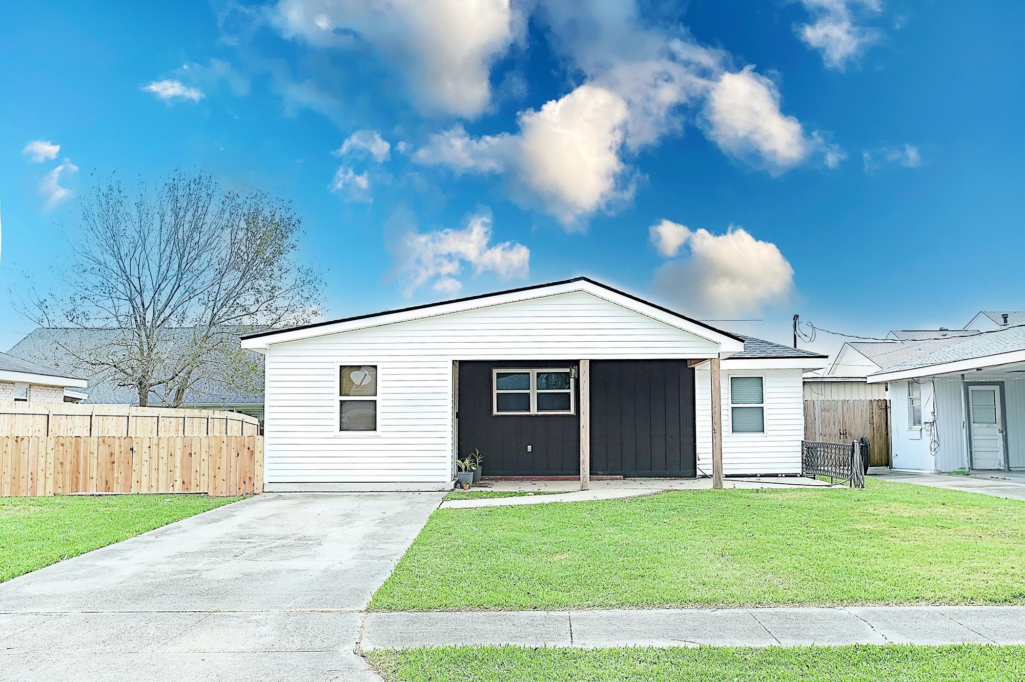 313 Holiday Dr