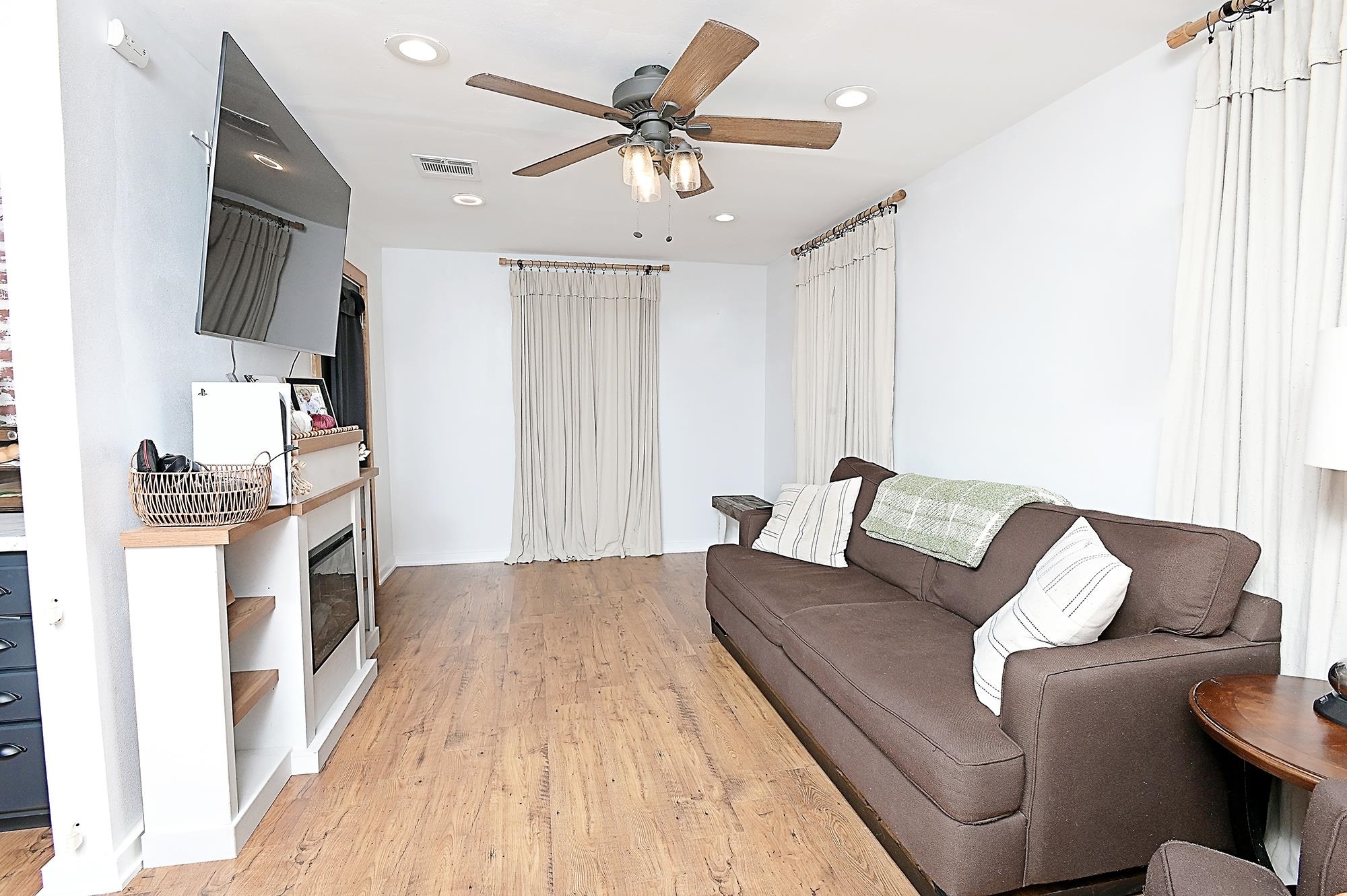 313 Holiday Dr