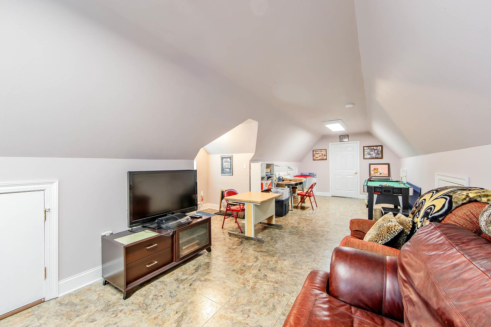 146 Meandering Way
