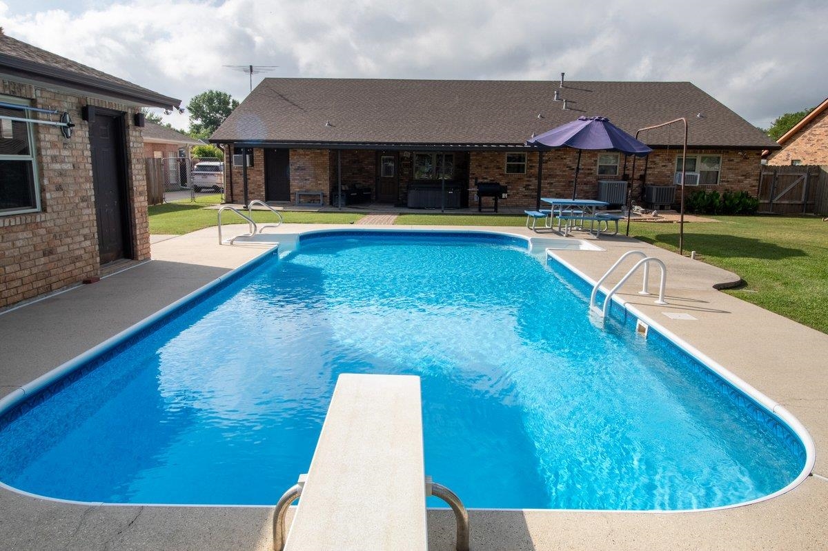 115 Louis Dr