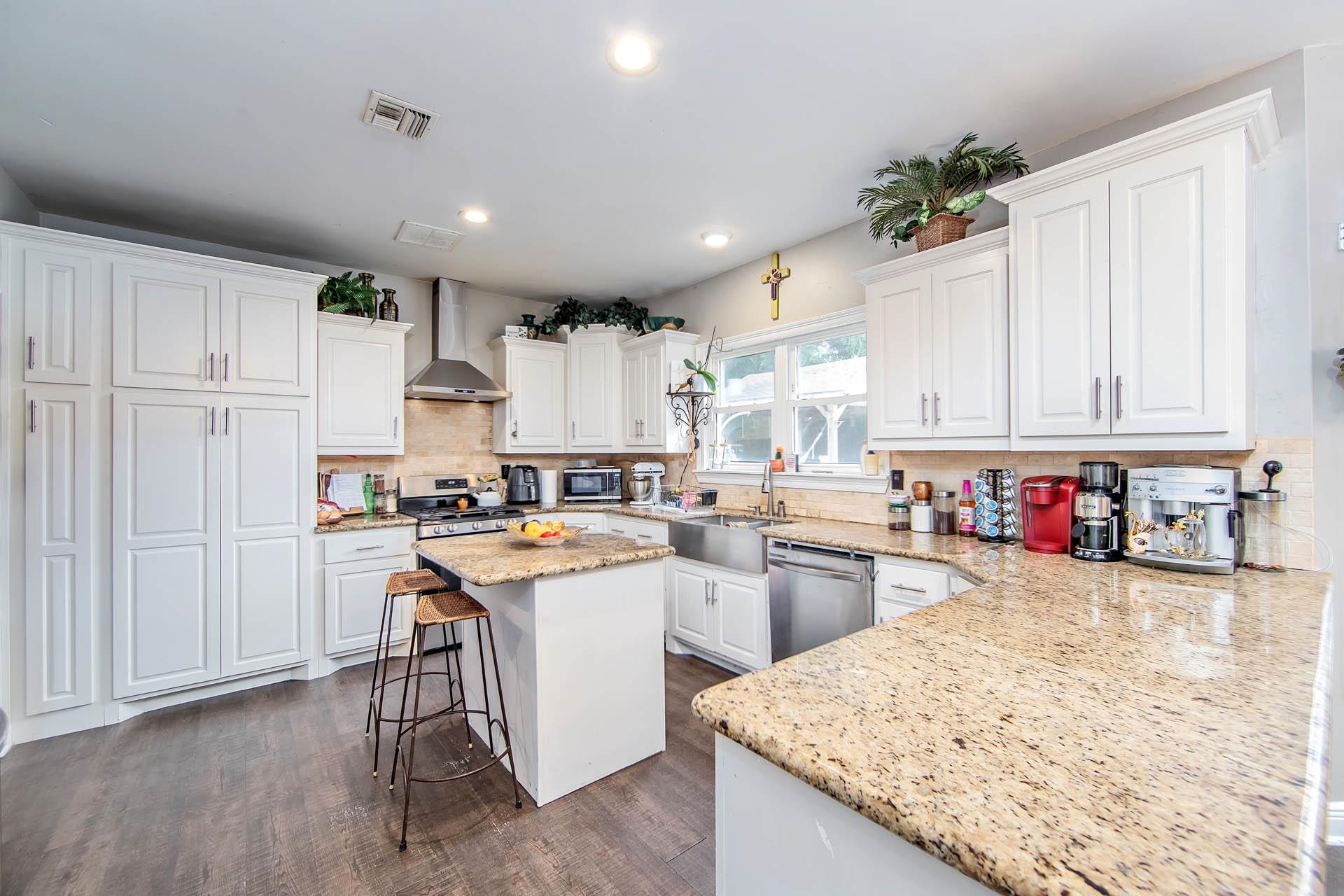 4012 John St