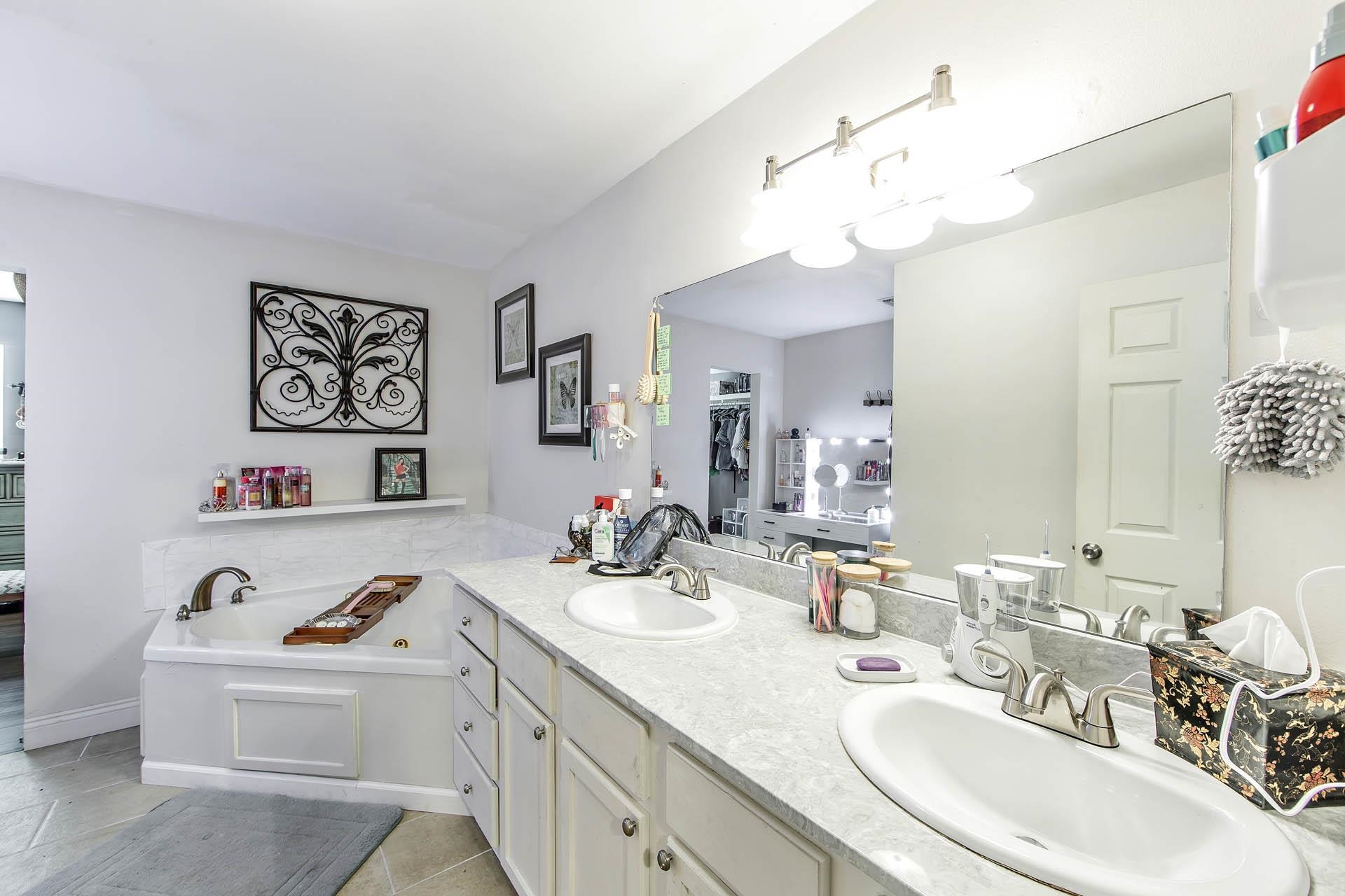 4012 John St