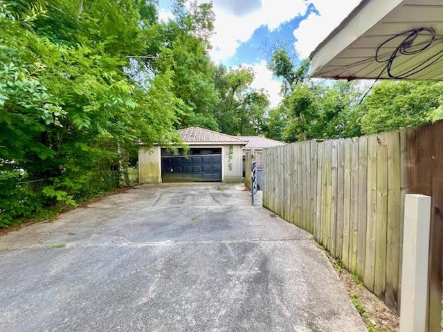 10588 White Oak Dr