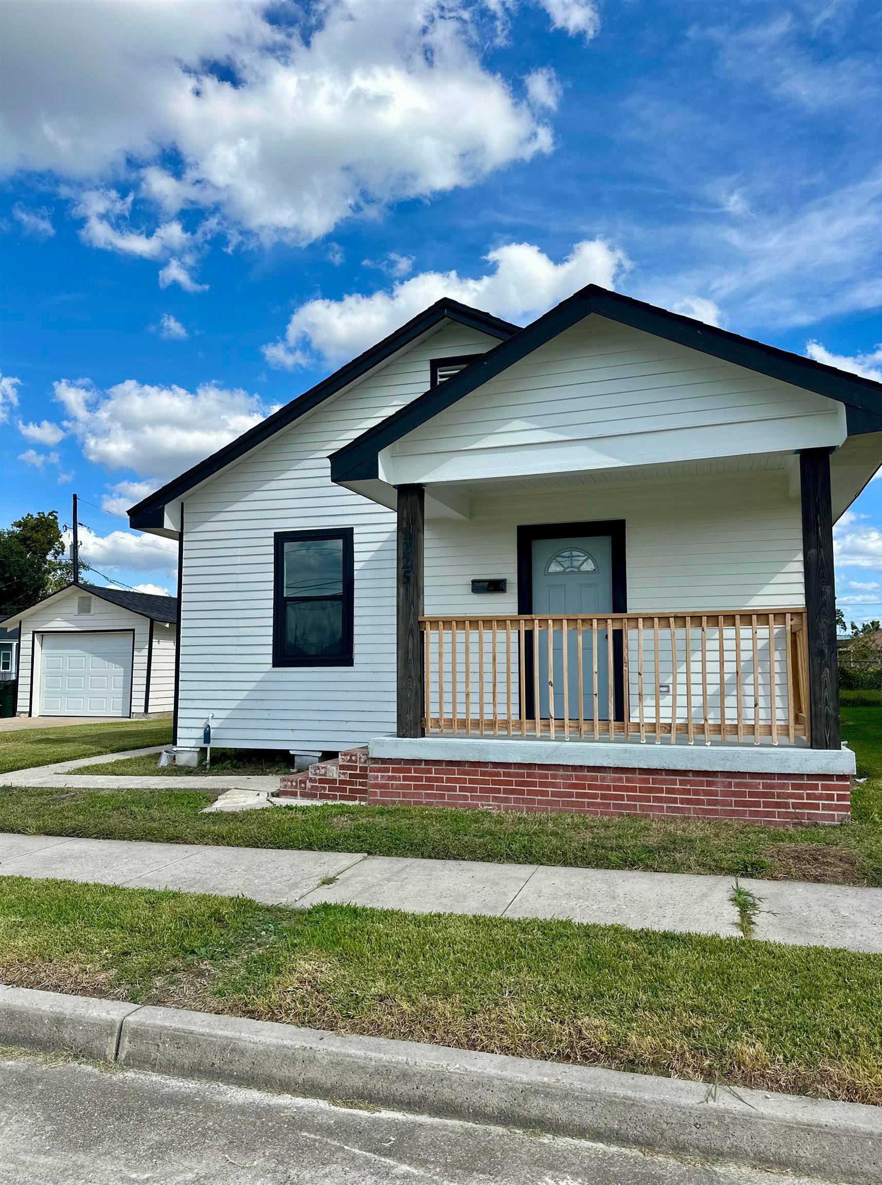 1225 Lee Ave