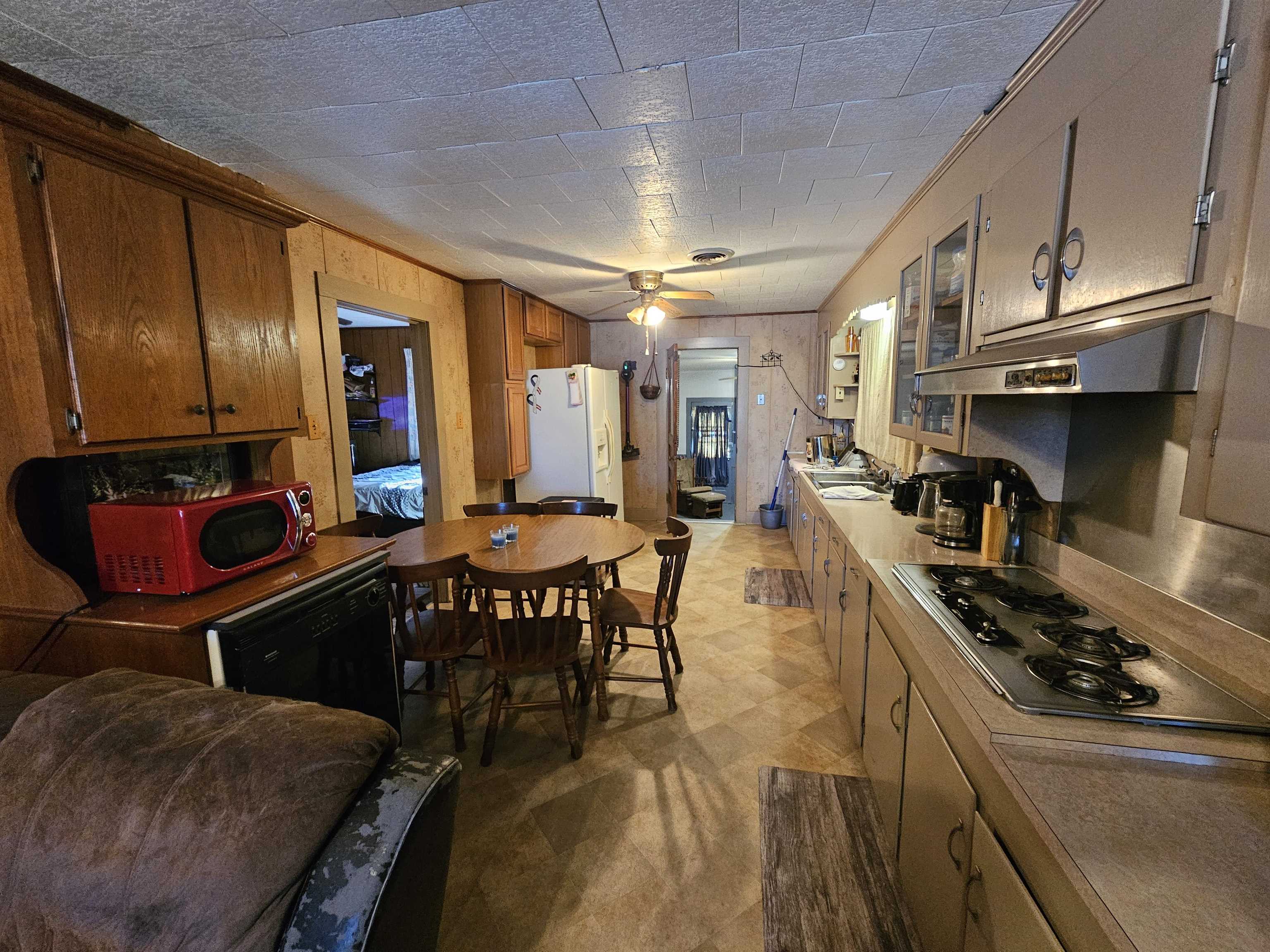 1762 Highway 665