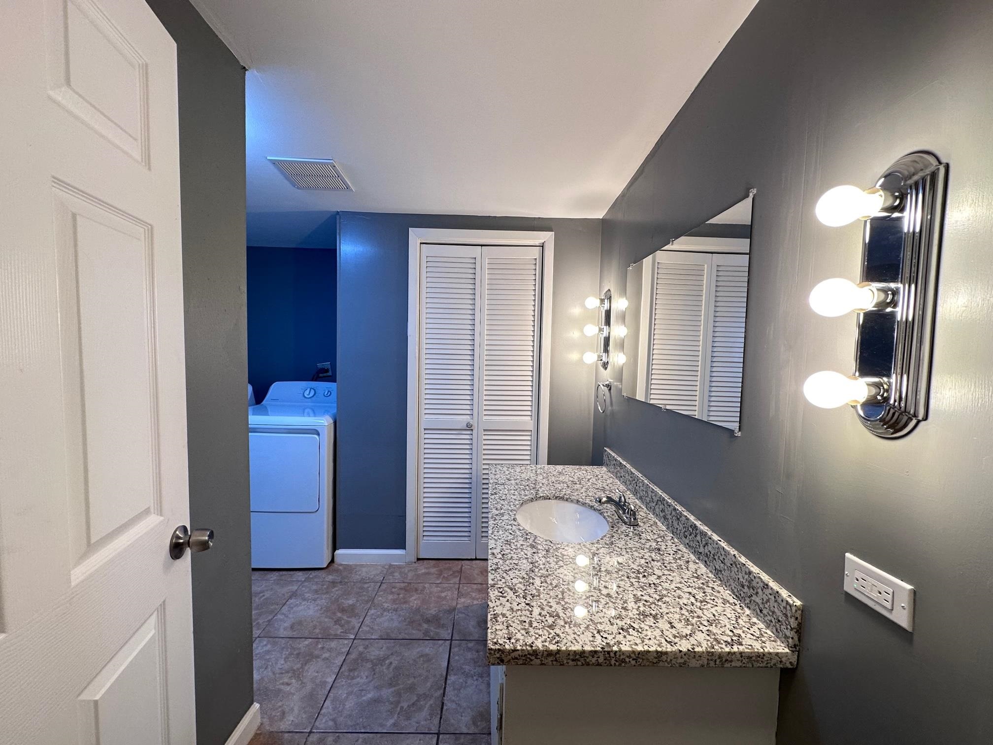 228 Oakshire Dr