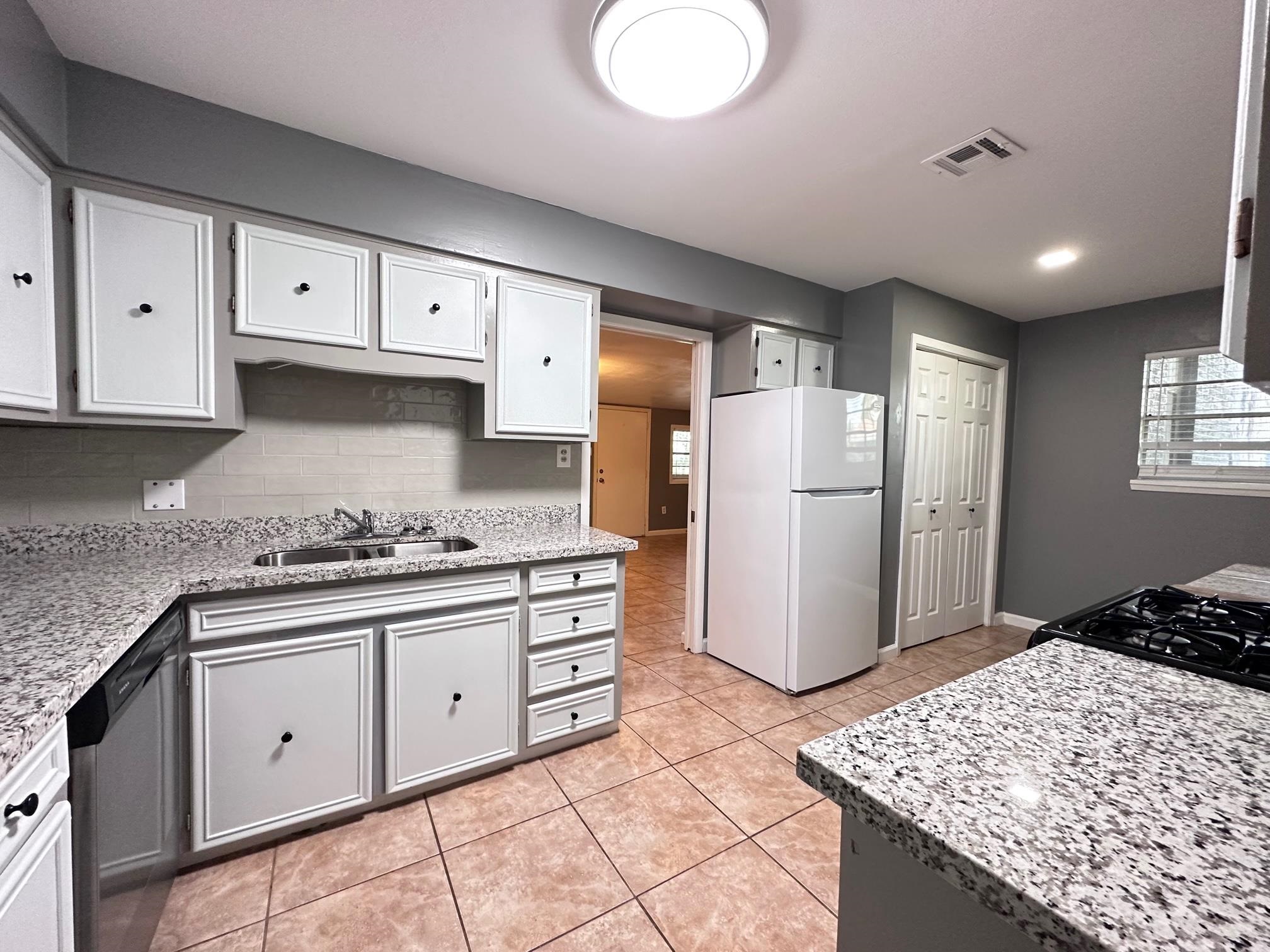228 Oakshire Dr