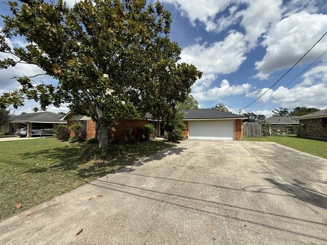 411 Lee Dr