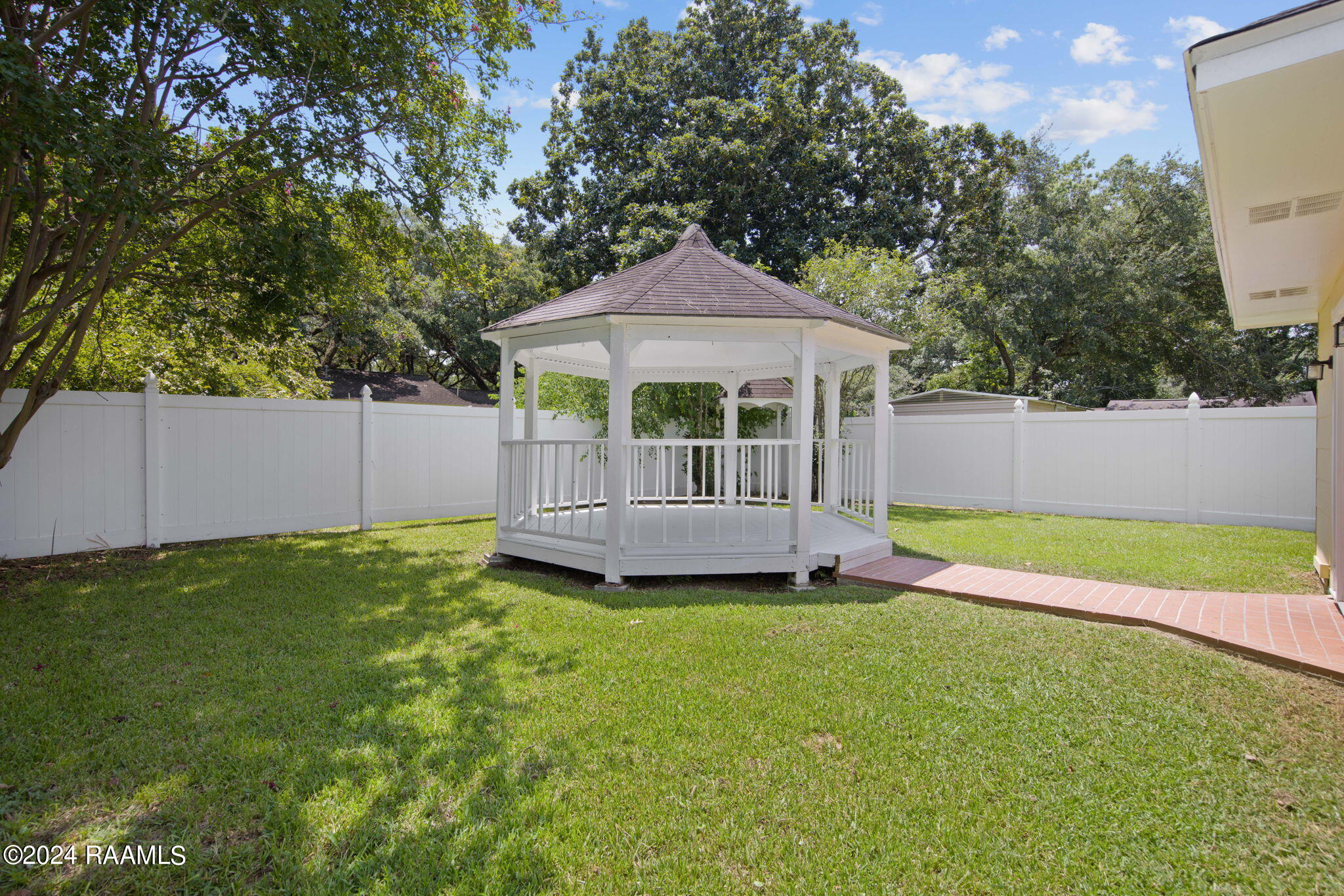 215 Dickens Street