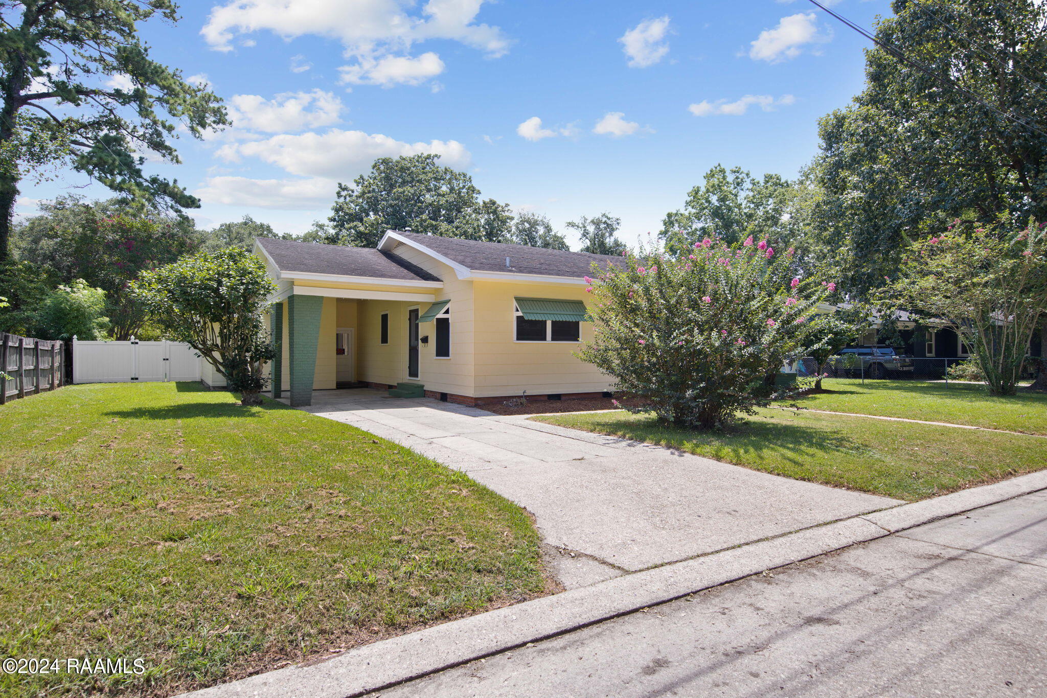 215 Dickens Street