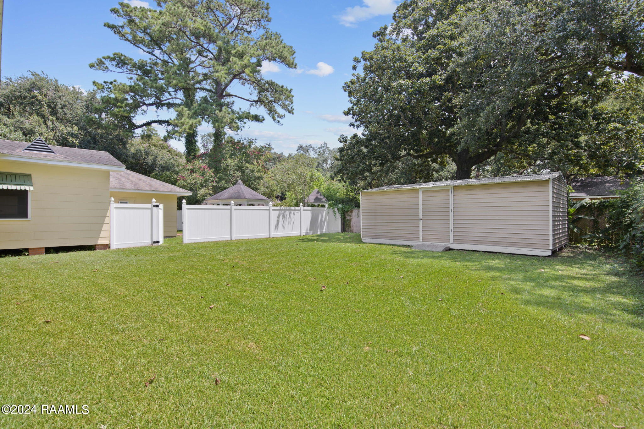 215 Dickens Street
