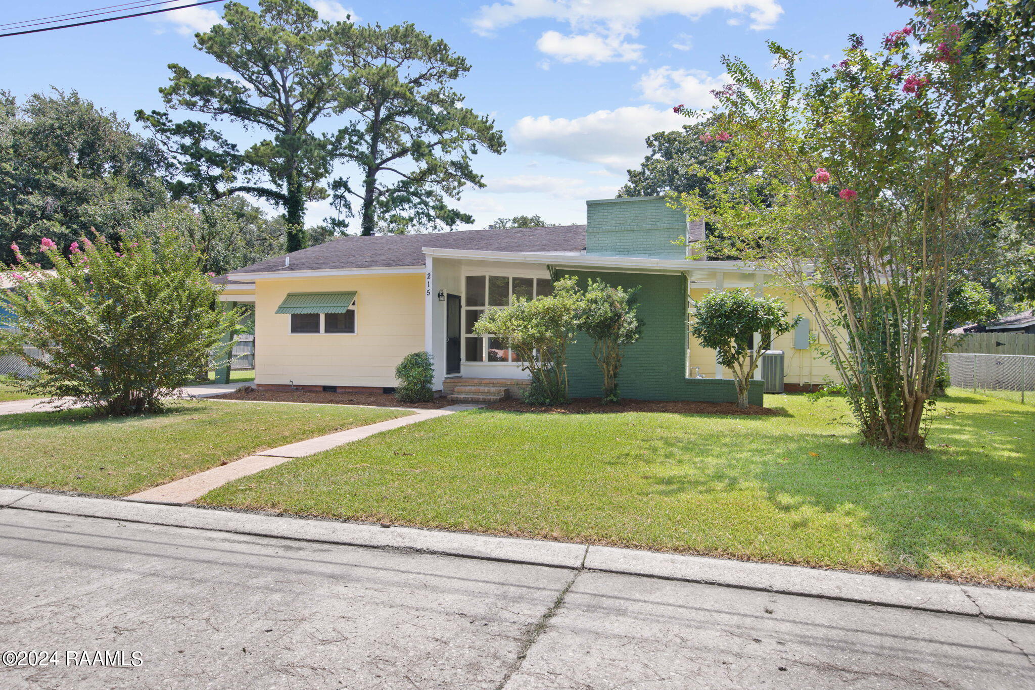 215 Dickens Street