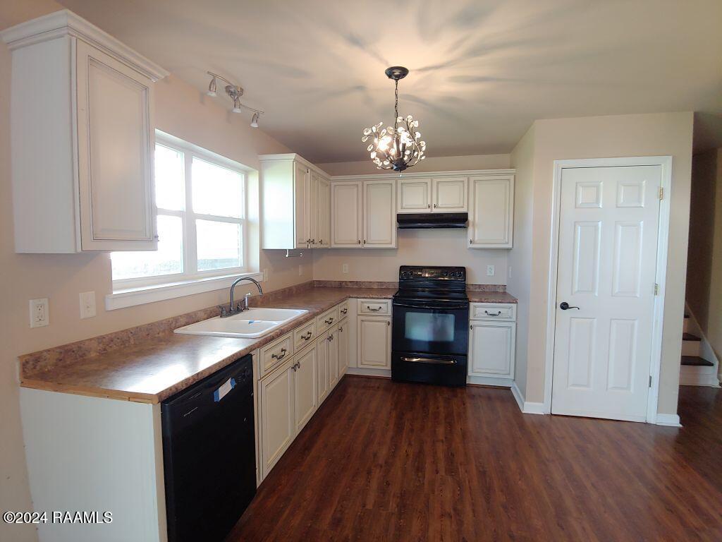 213 Des Jardin Avenue